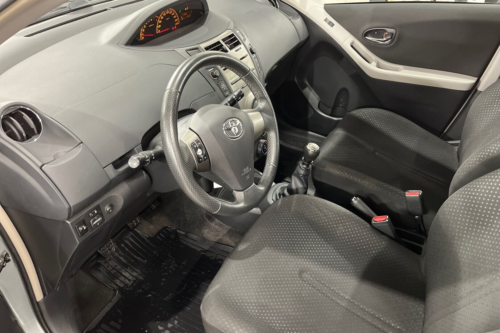 Toyota Yaris iso kuva 6