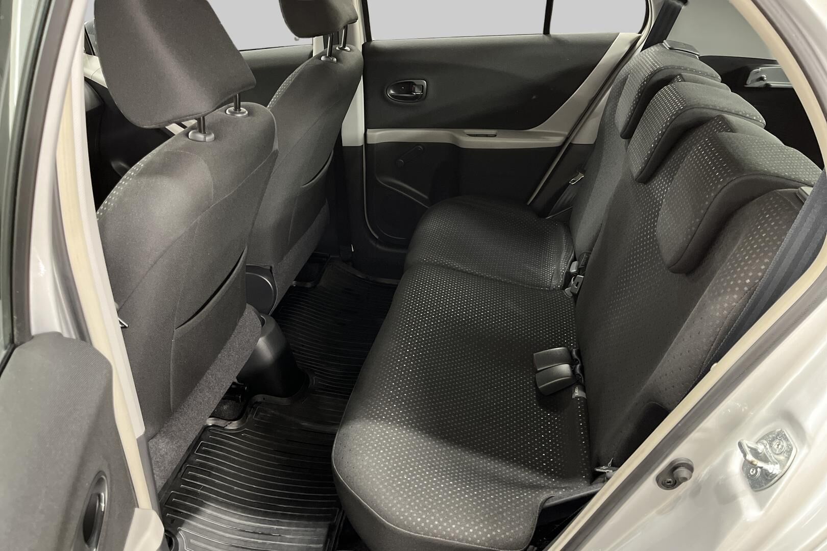 Toyota Yaris iso kuva 10
