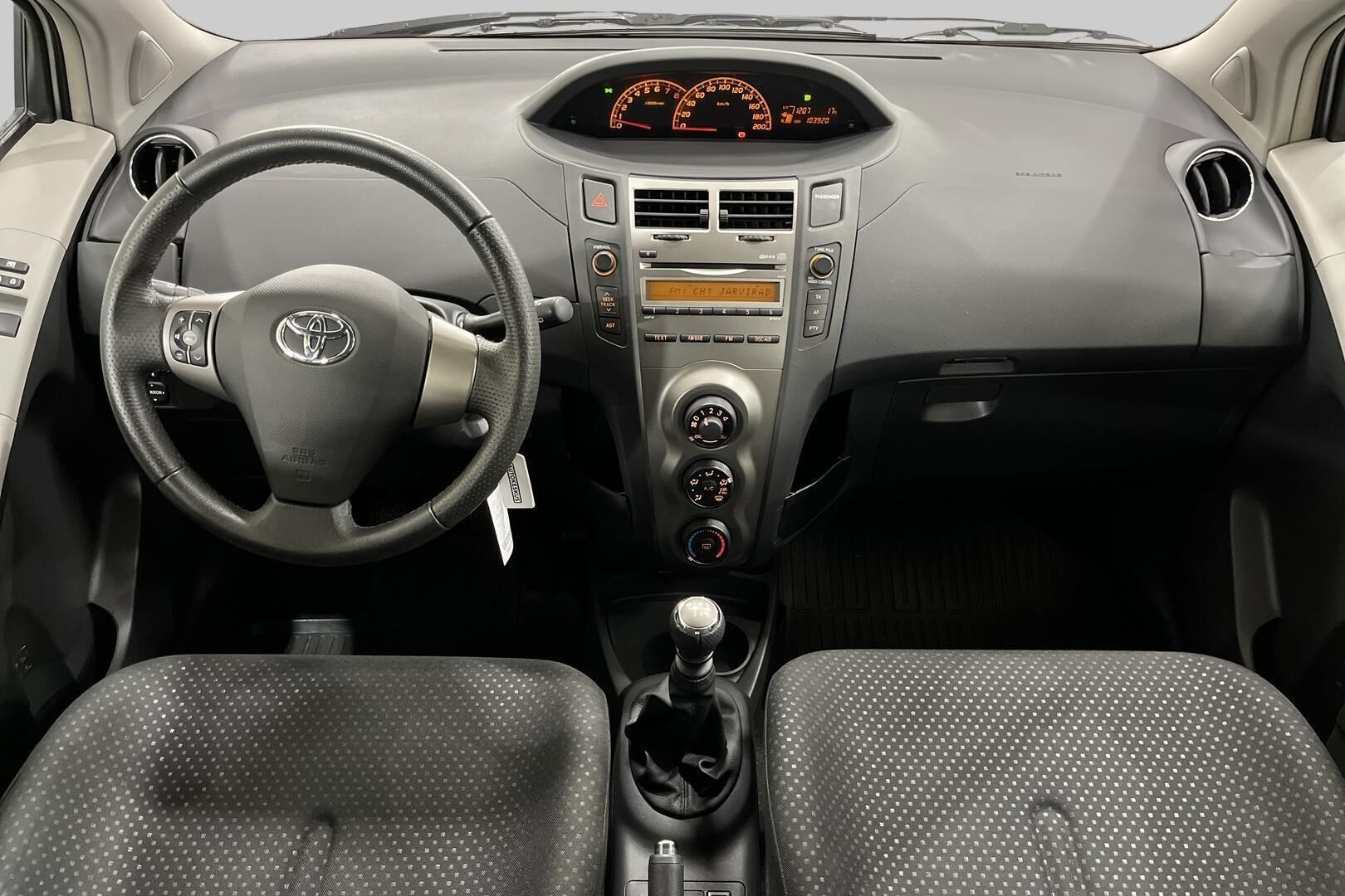 Toyota Yaris iso kuva 11