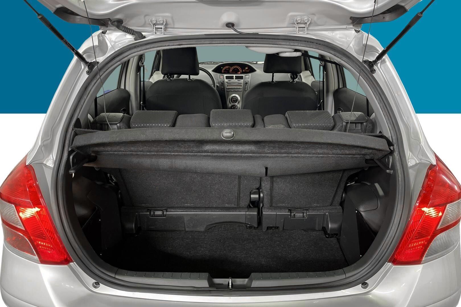 Toyota Yaris iso kuva 12