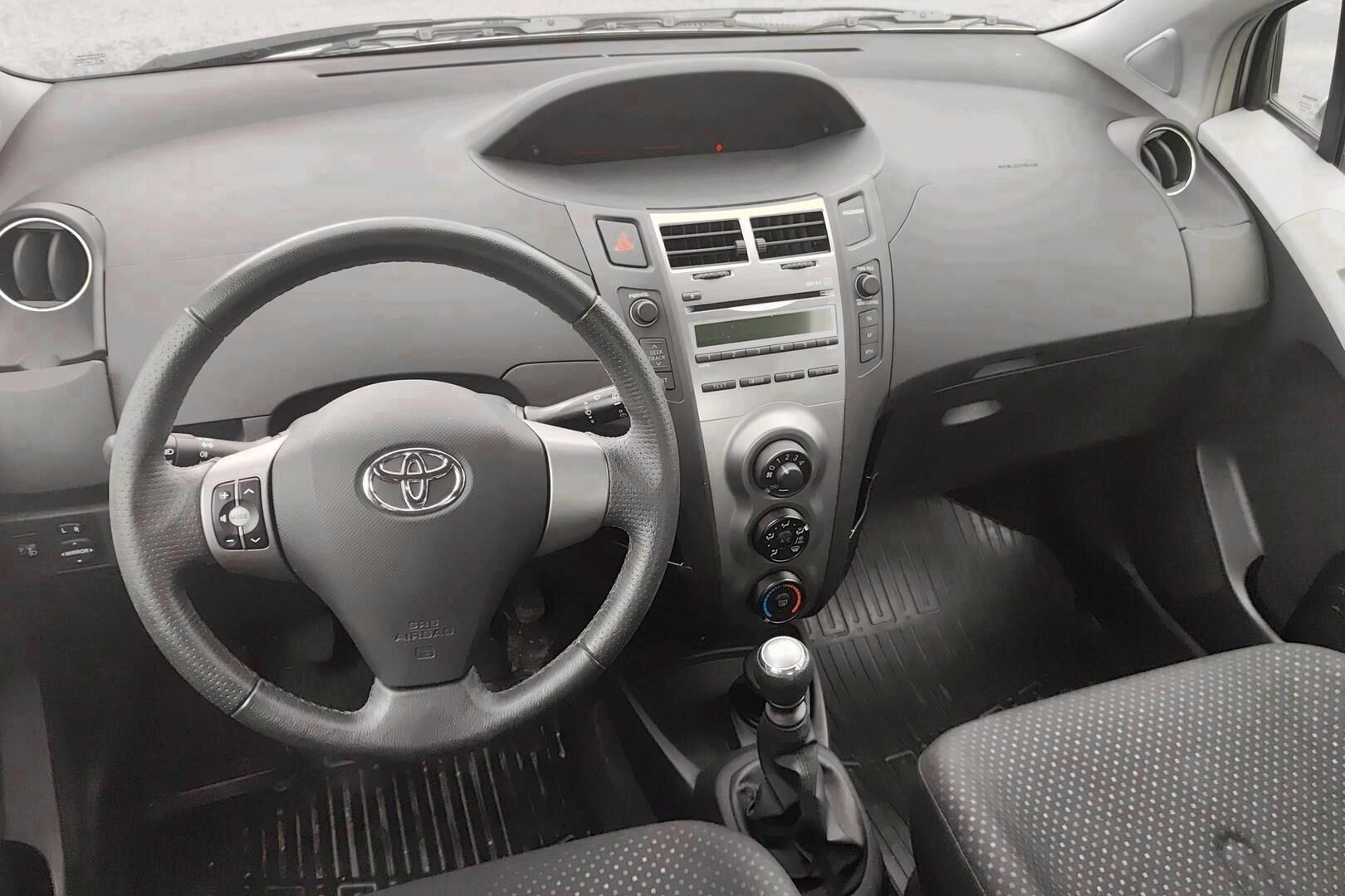 Toyota Yaris iso kuva 2