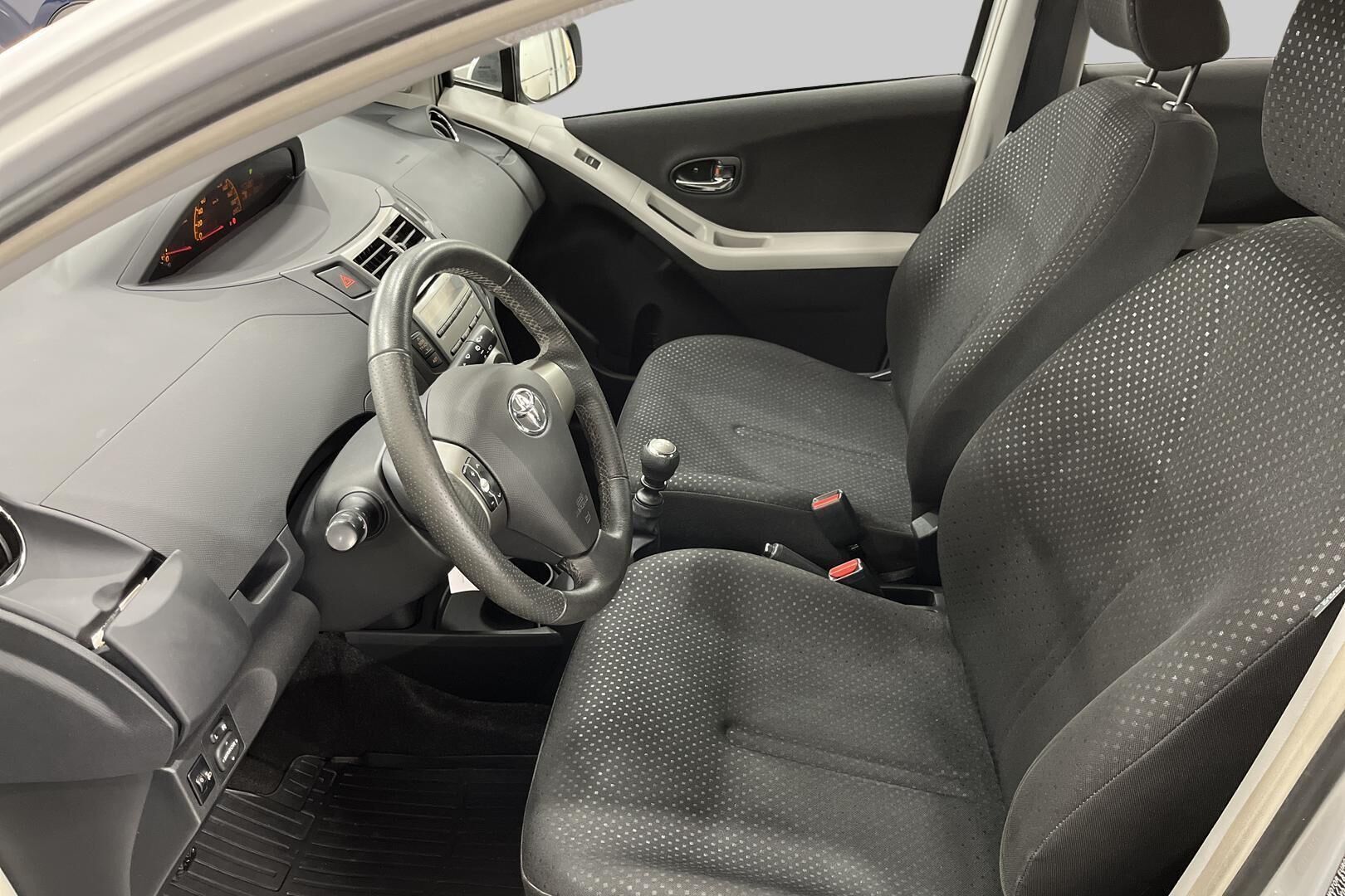 Toyota Yaris iso kuva 9