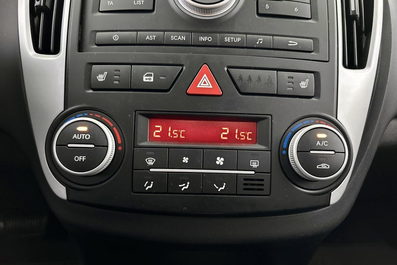 Kia cee'd iso kuva 21