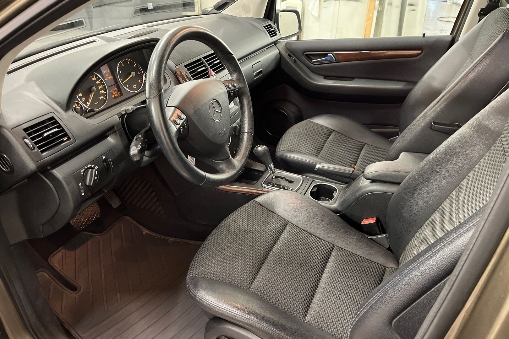 Mercedes-Benz A iso kuva 7