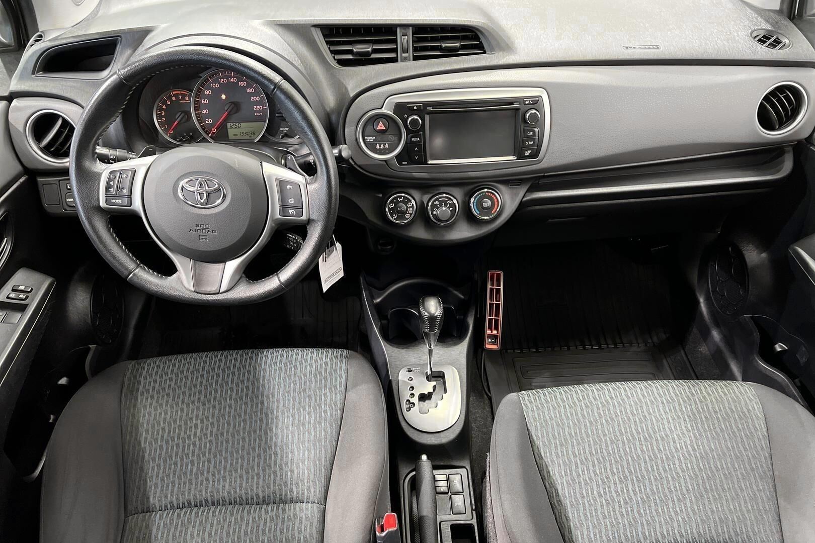Toyota Yaris iso kuva 11