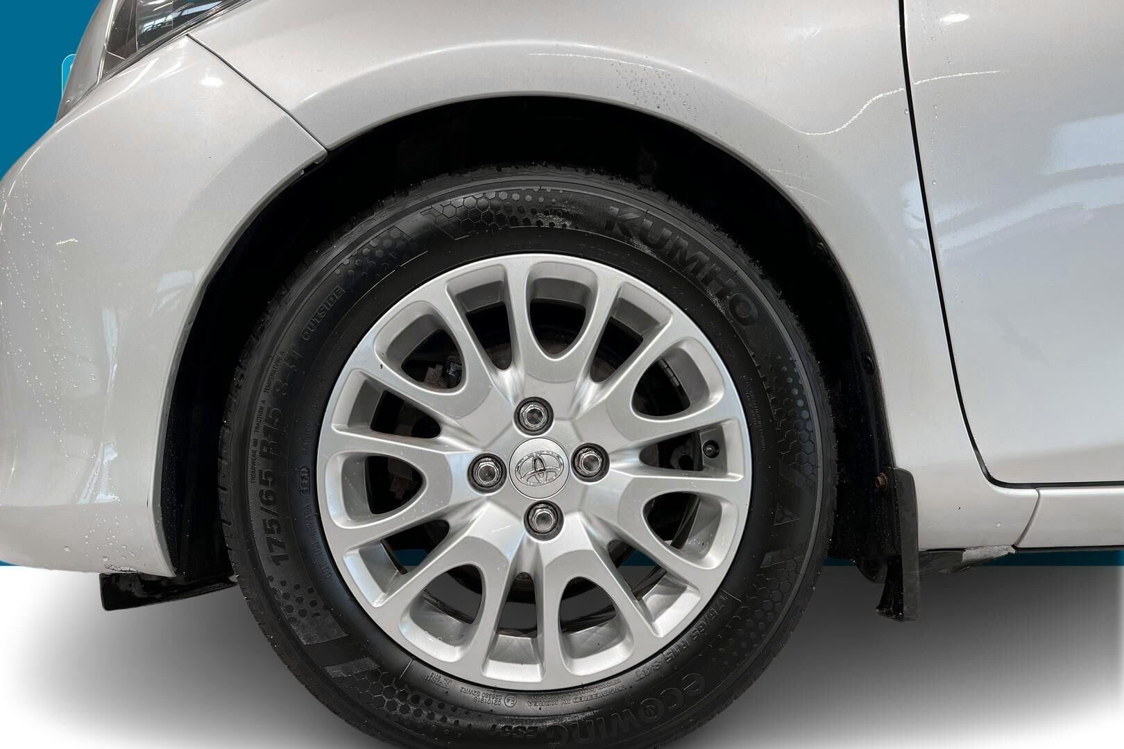 Toyota Yaris iso kuva 13