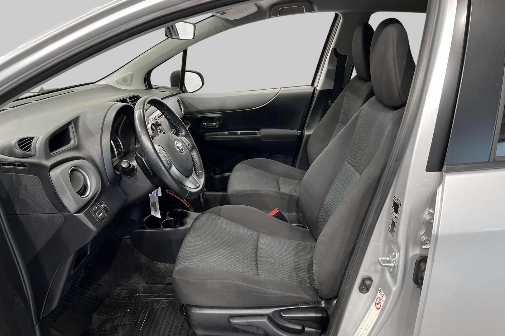 Toyota Yaris iso kuva 9