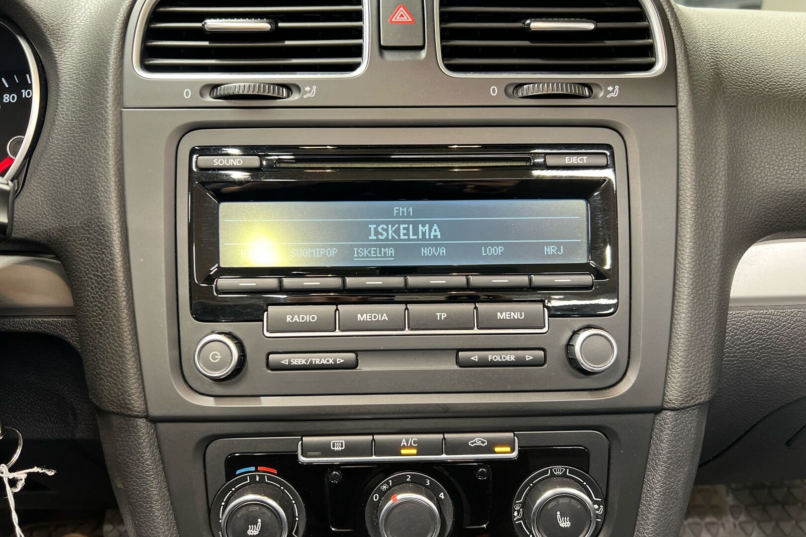 Volkswagen Golf iso kuva 8