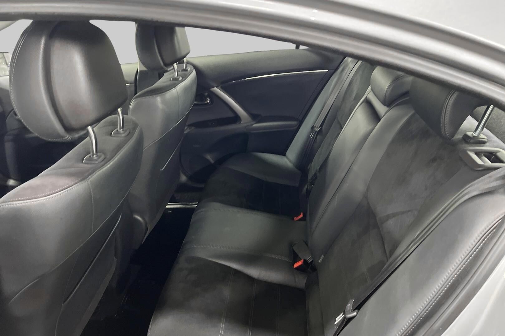 Toyota Avensis iso kuva 9