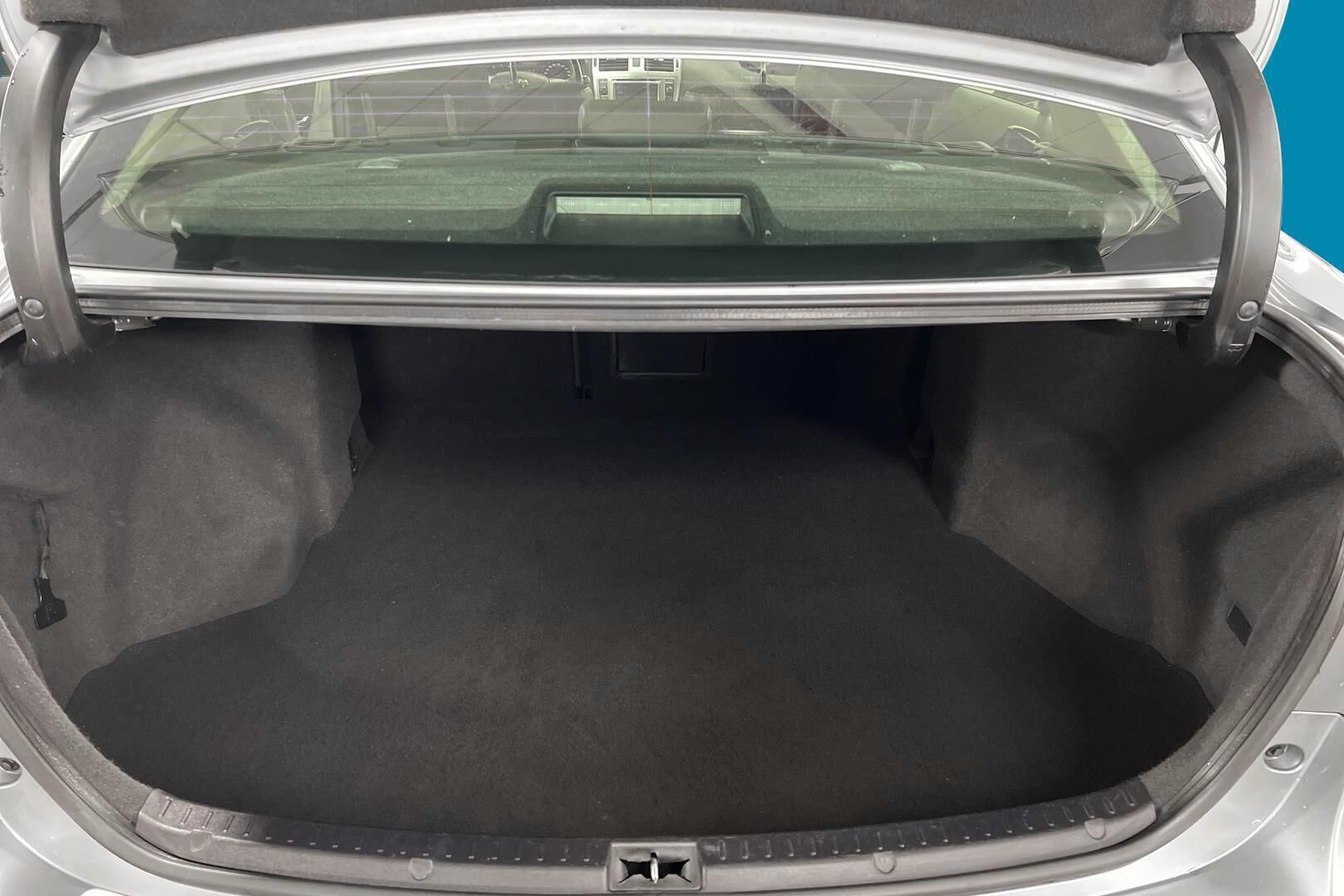 Toyota Avensis iso kuva 10