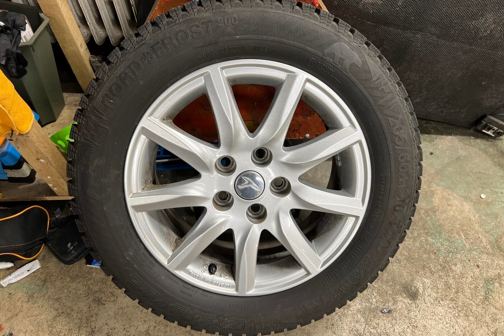 Toyota Avensis iso kuva 12