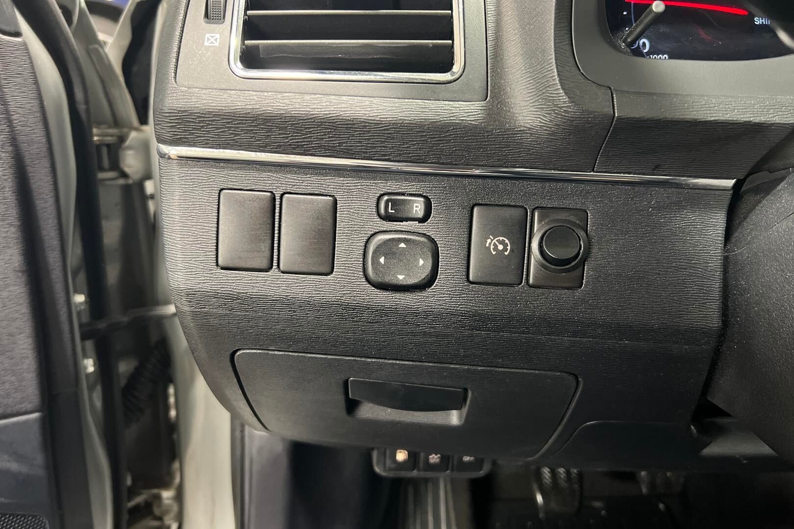 Toyota Avensis iso kuva 15
