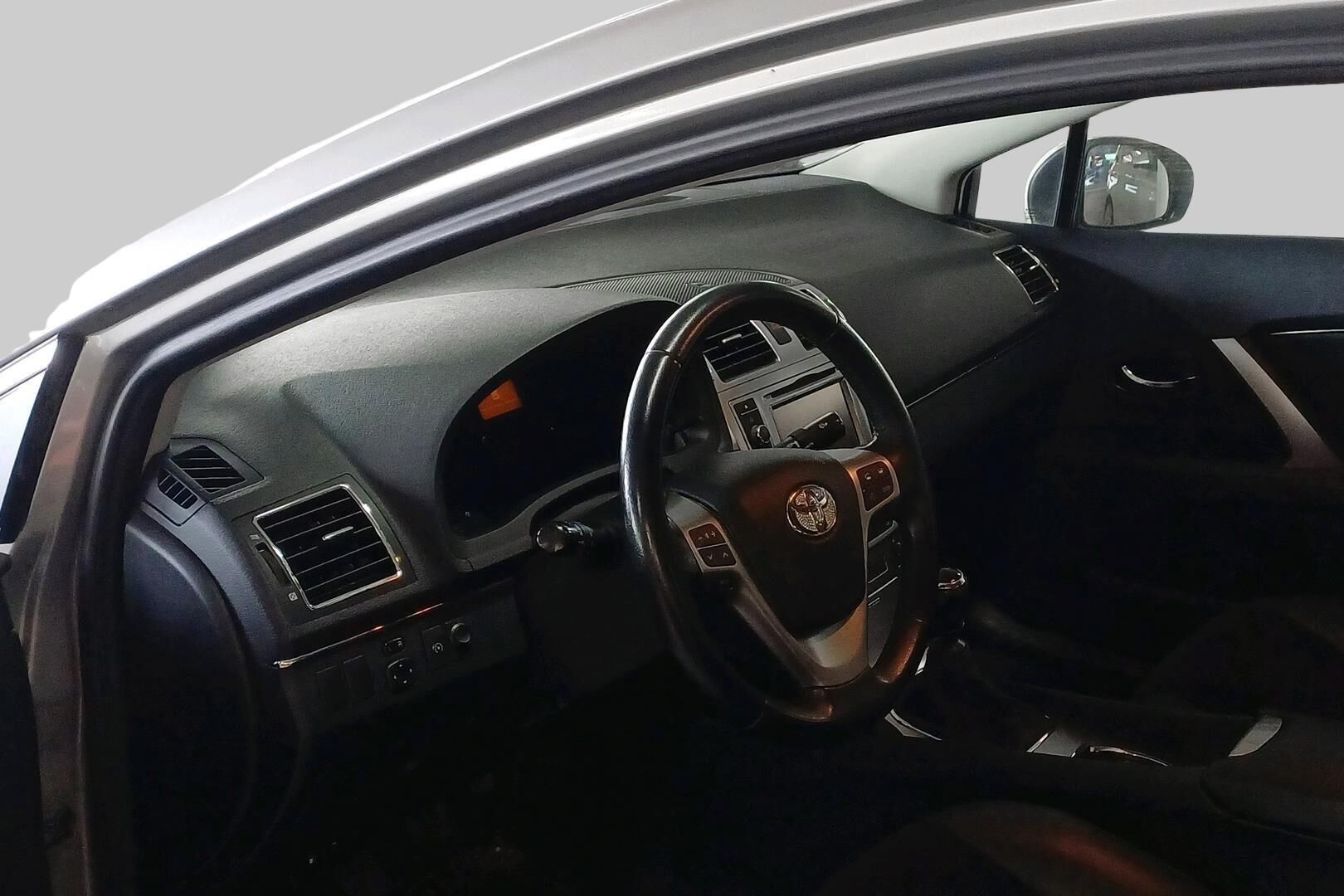 Toyota Avensis iso kuva 2