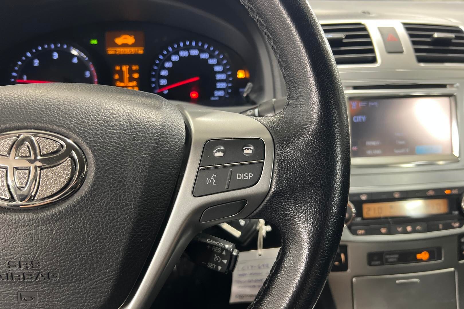 Toyota Avensis iso kuva 18