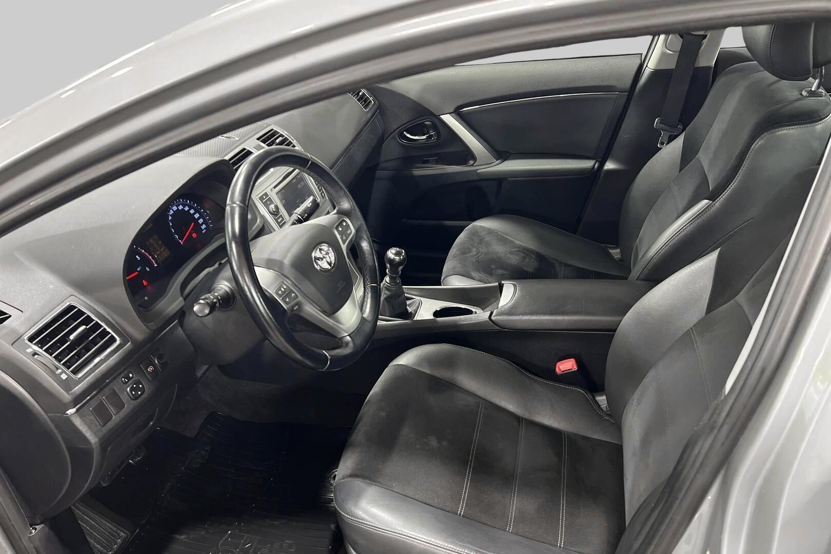 Toyota Avensis iso kuva 25