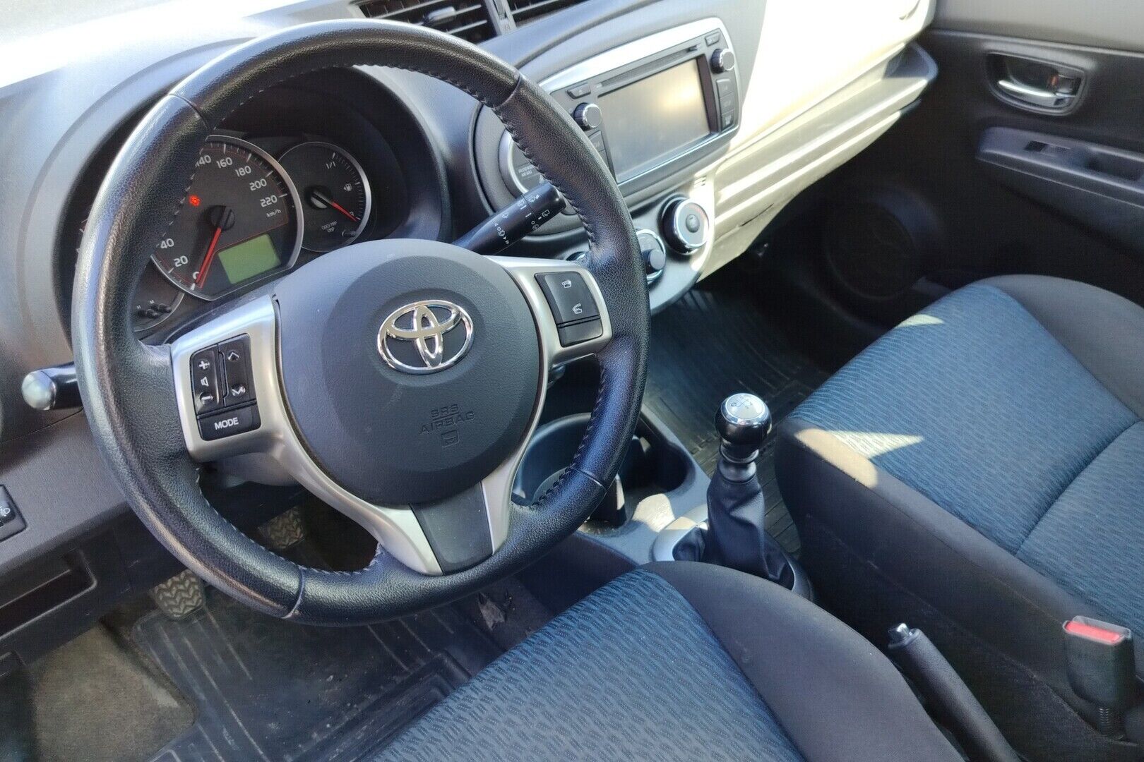 Toyota Yaris iso kuva 2