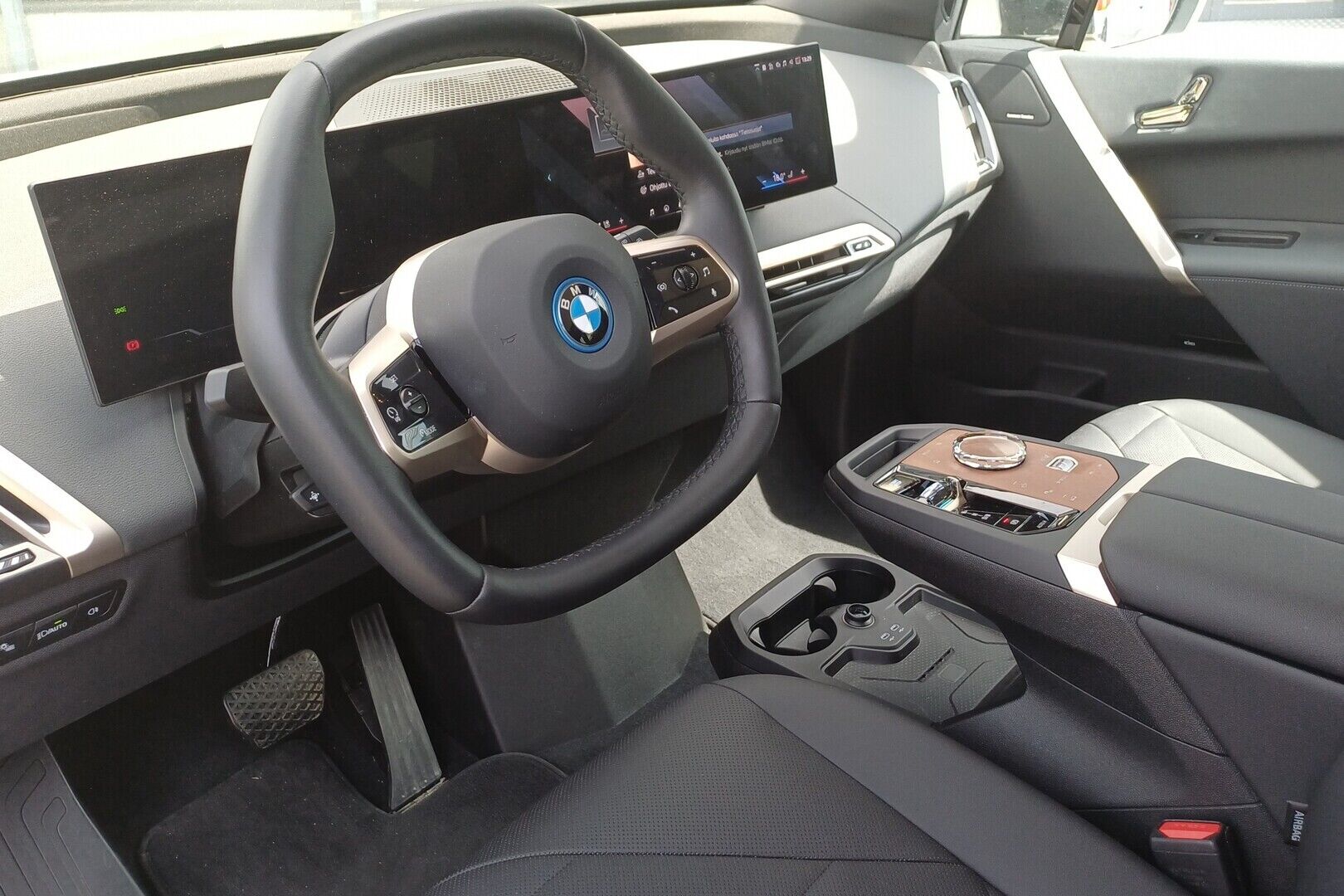 BMW iX iso kuva 1