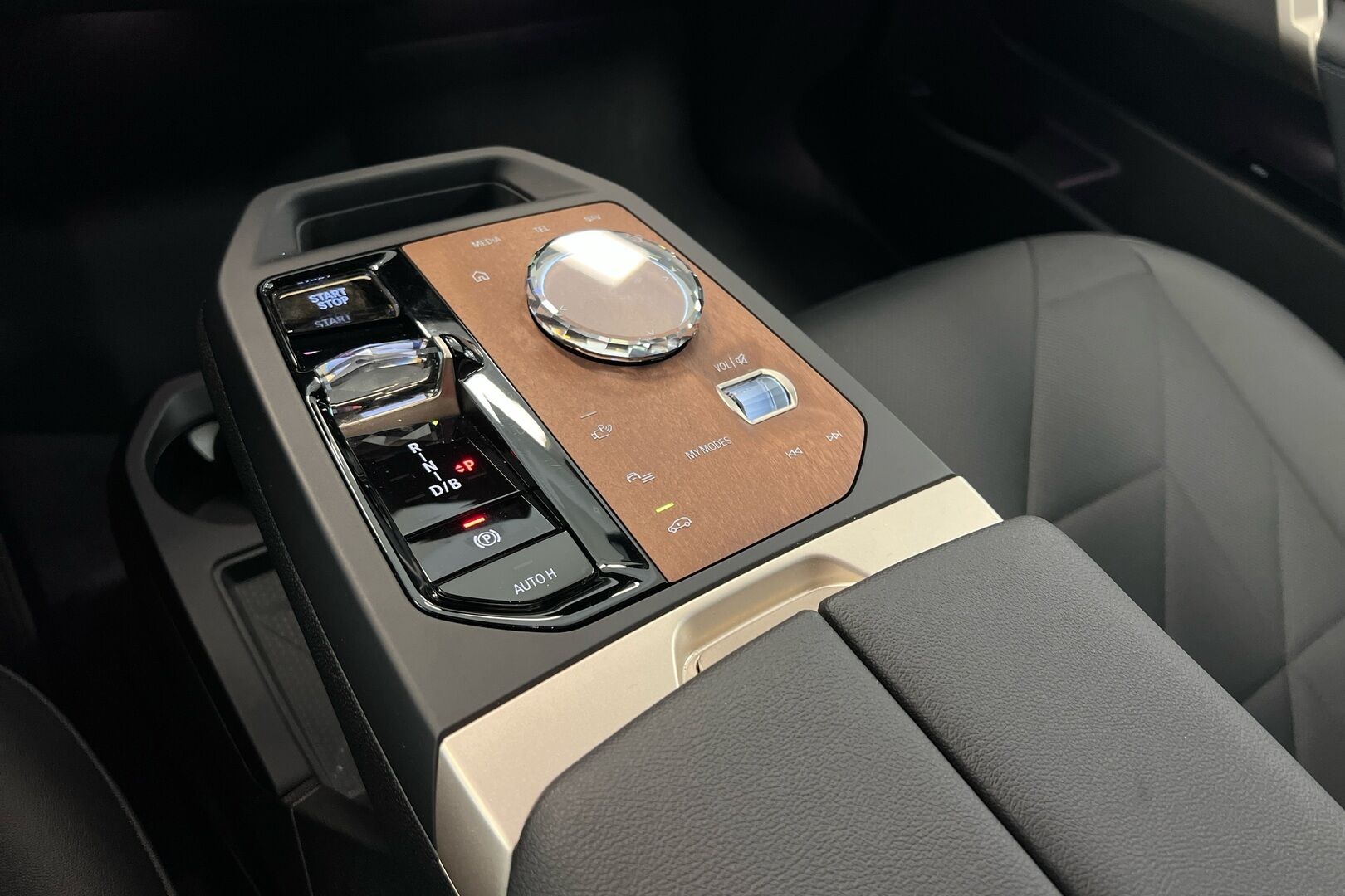 BMW iX iso kuva 13