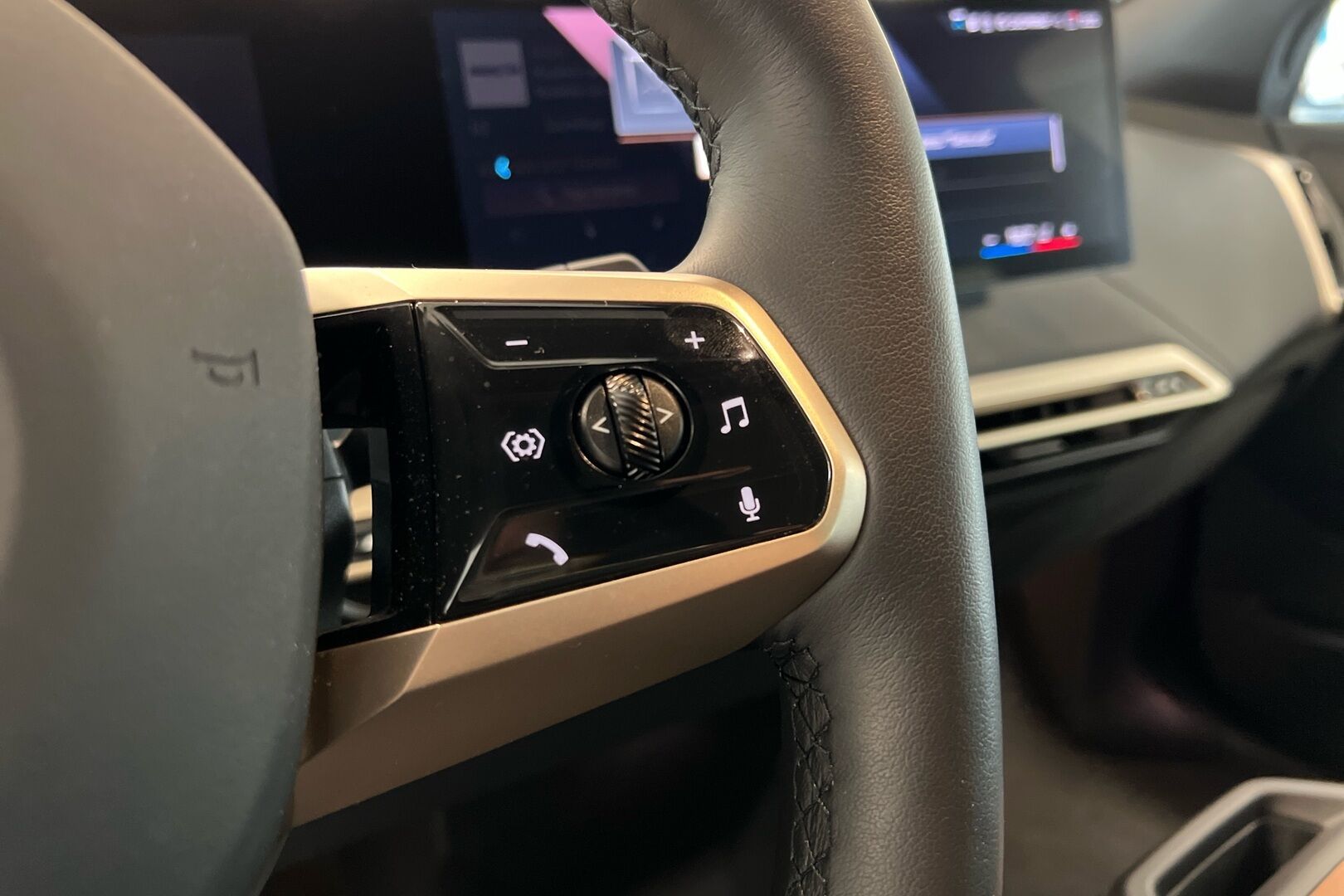BMW iX iso kuva 16
