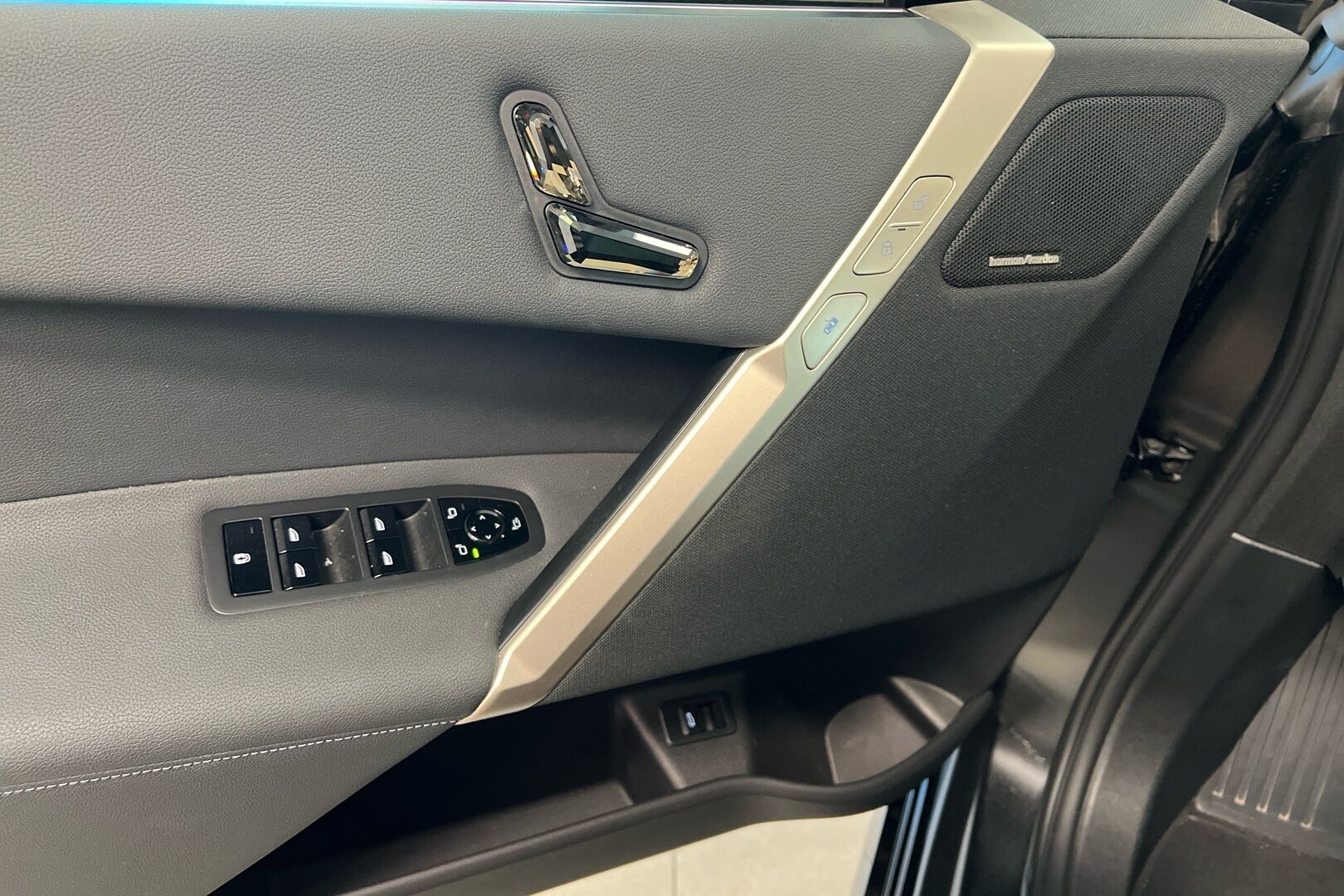 BMW iX iso kuva 19