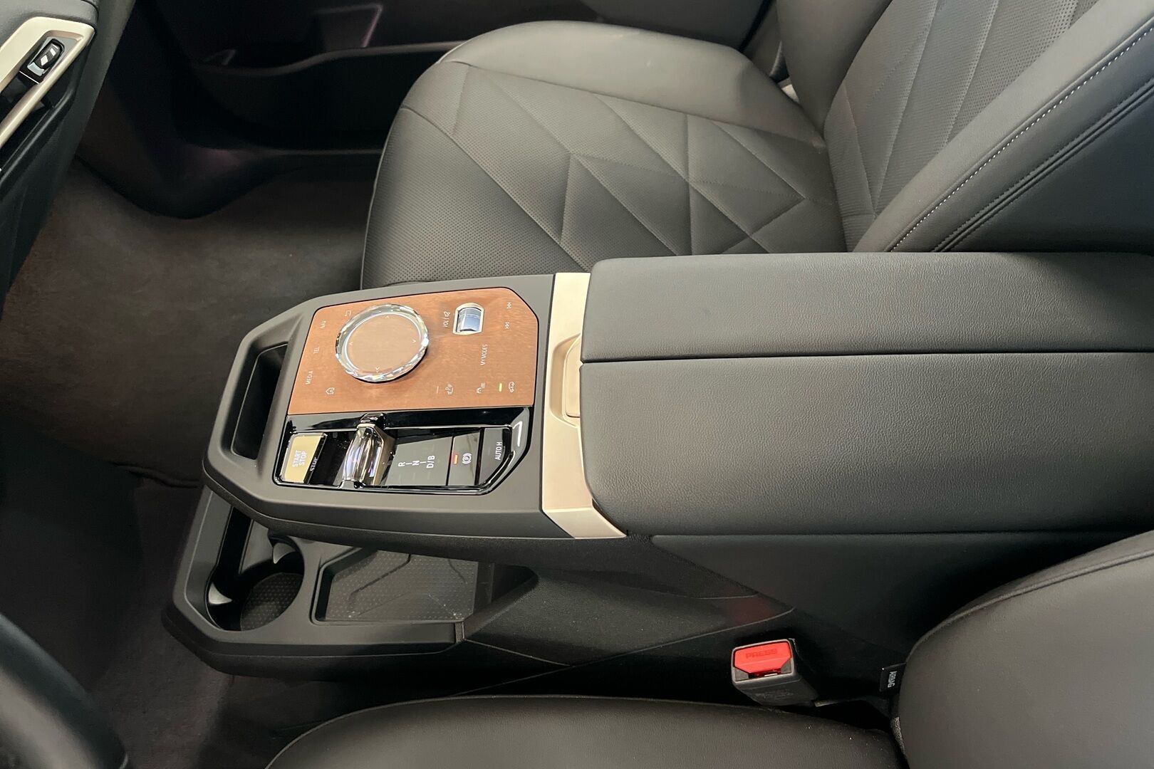 BMW iX iso kuva 20