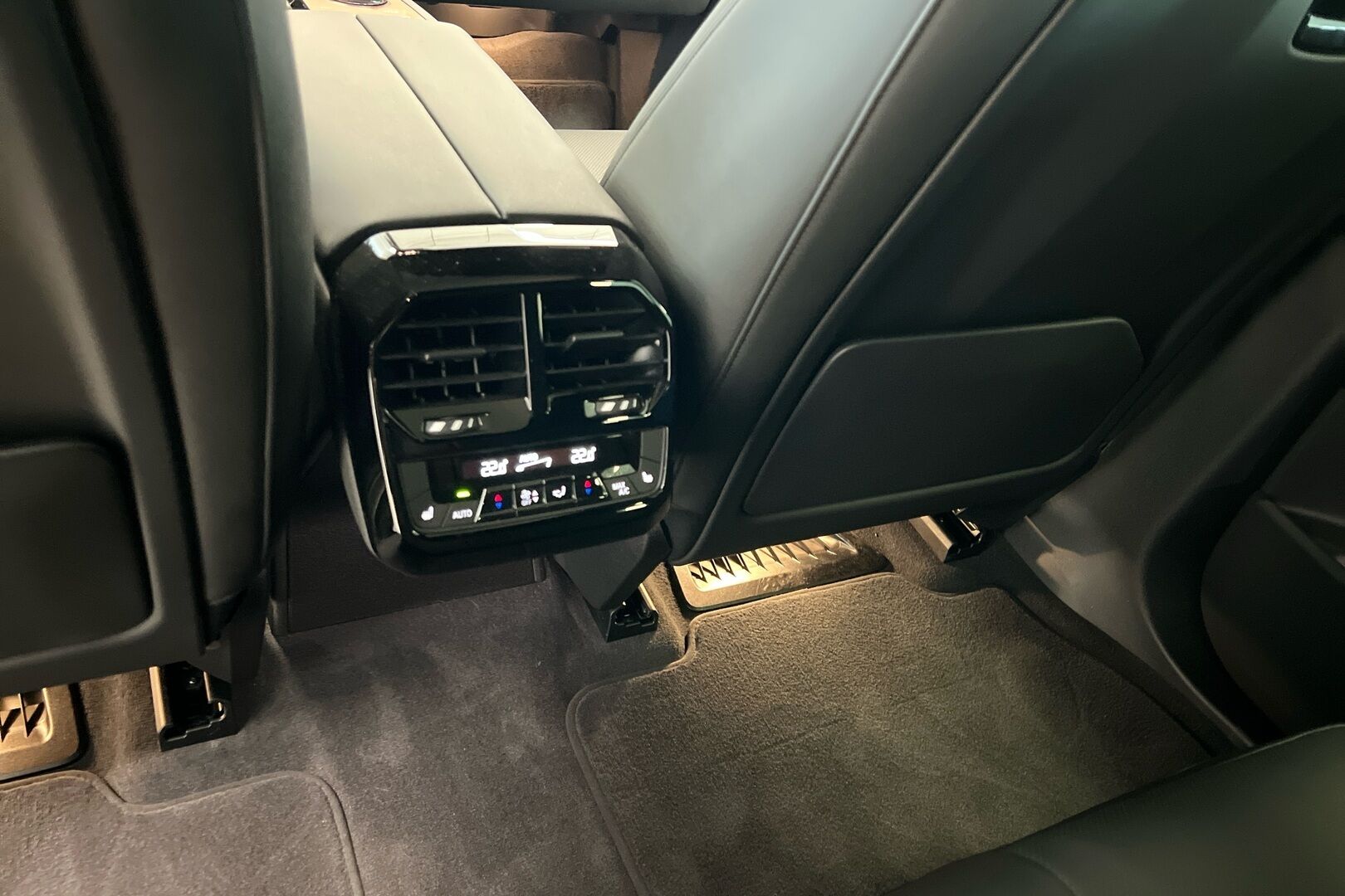 BMW iX iso kuva 22