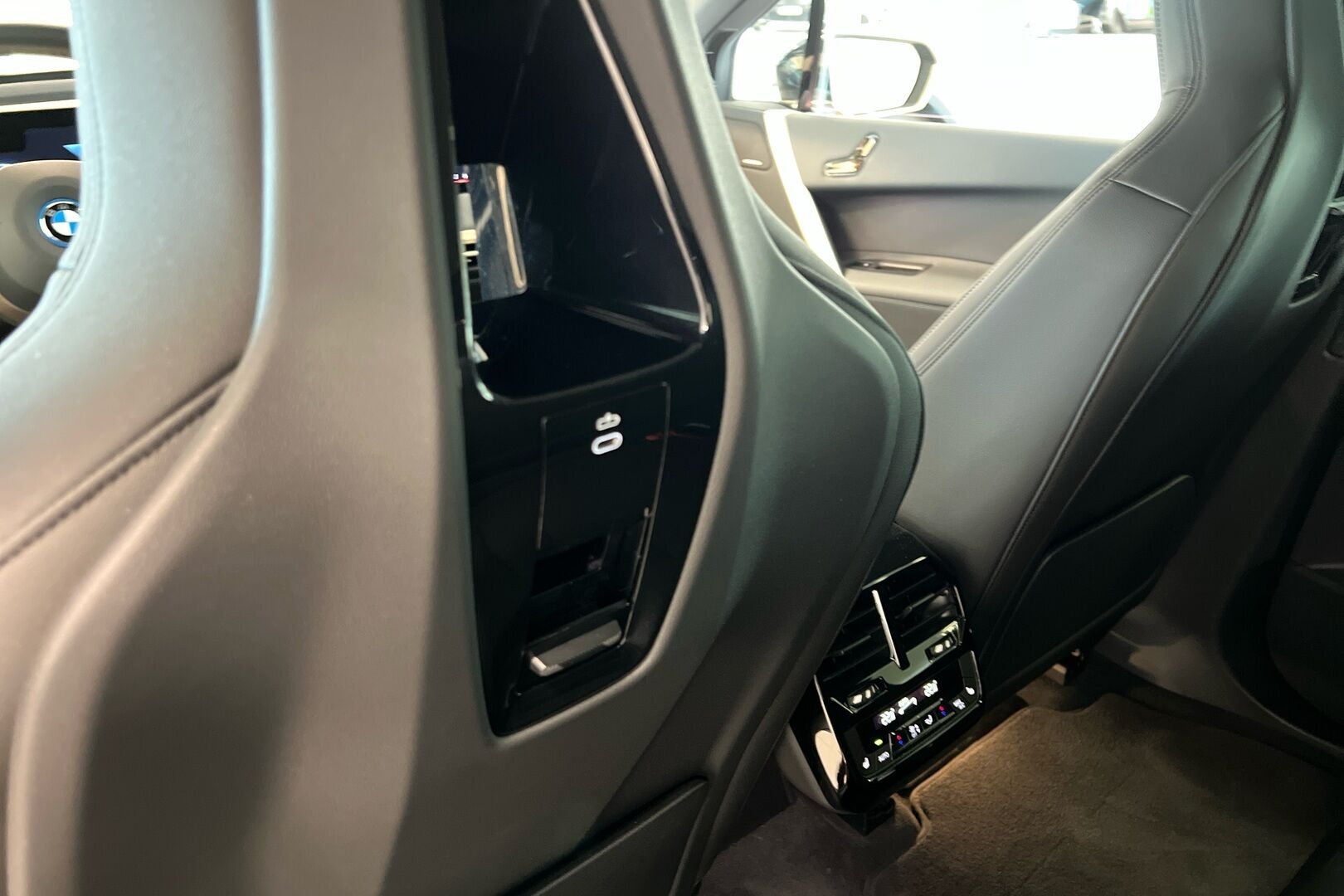 BMW iX iso kuva 23