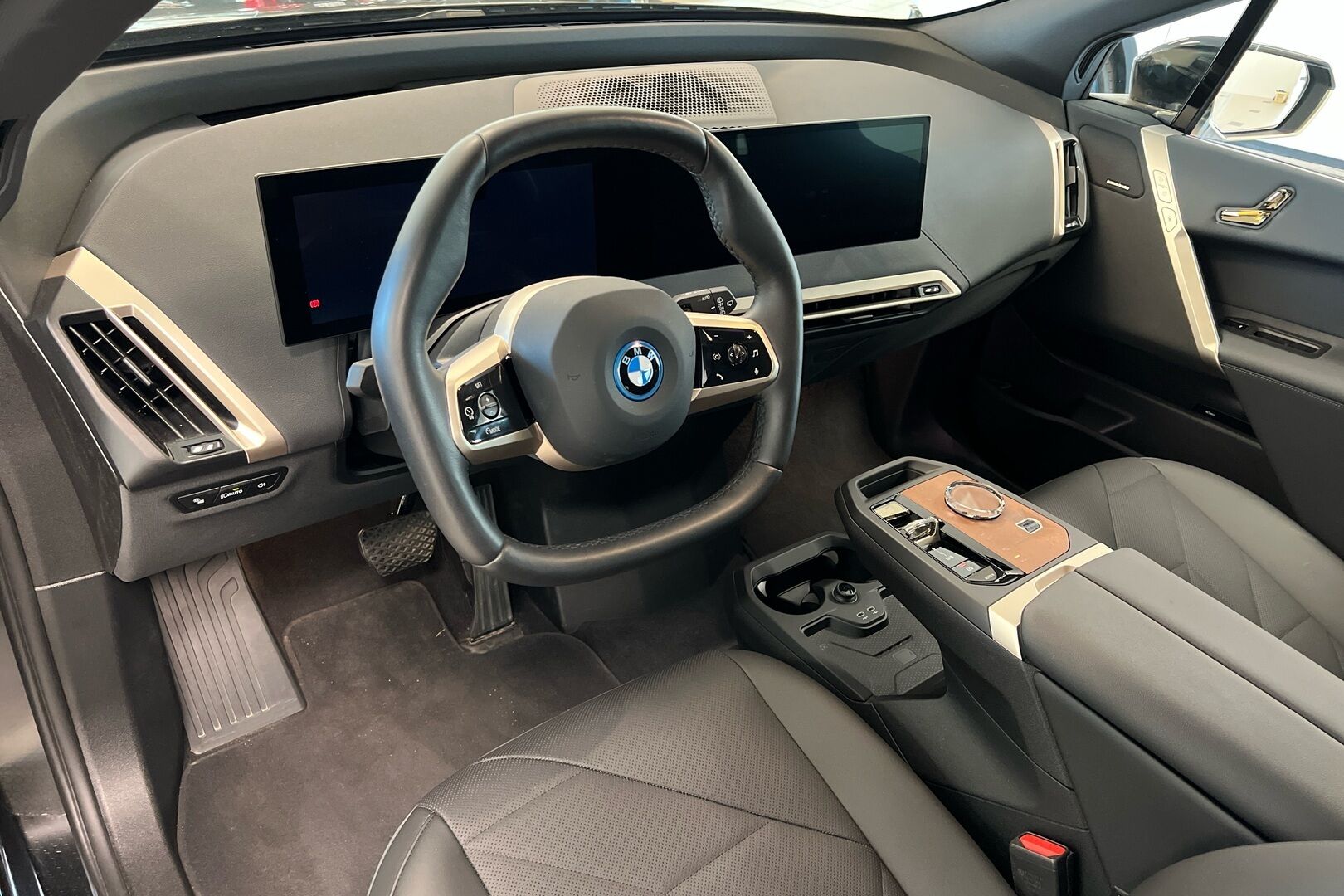 BMW iX iso kuva 6