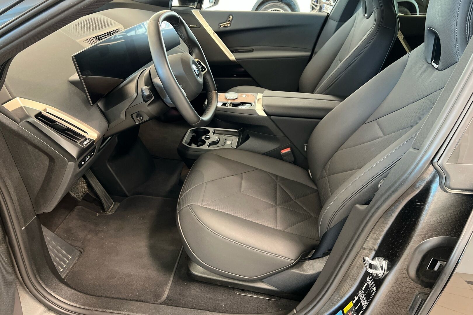 BMW iX iso kuva 7