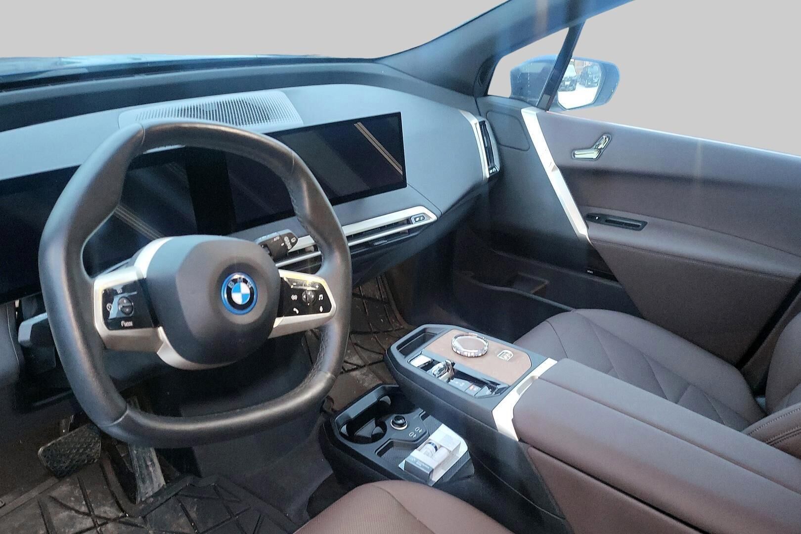 BMW iX iso kuva 1