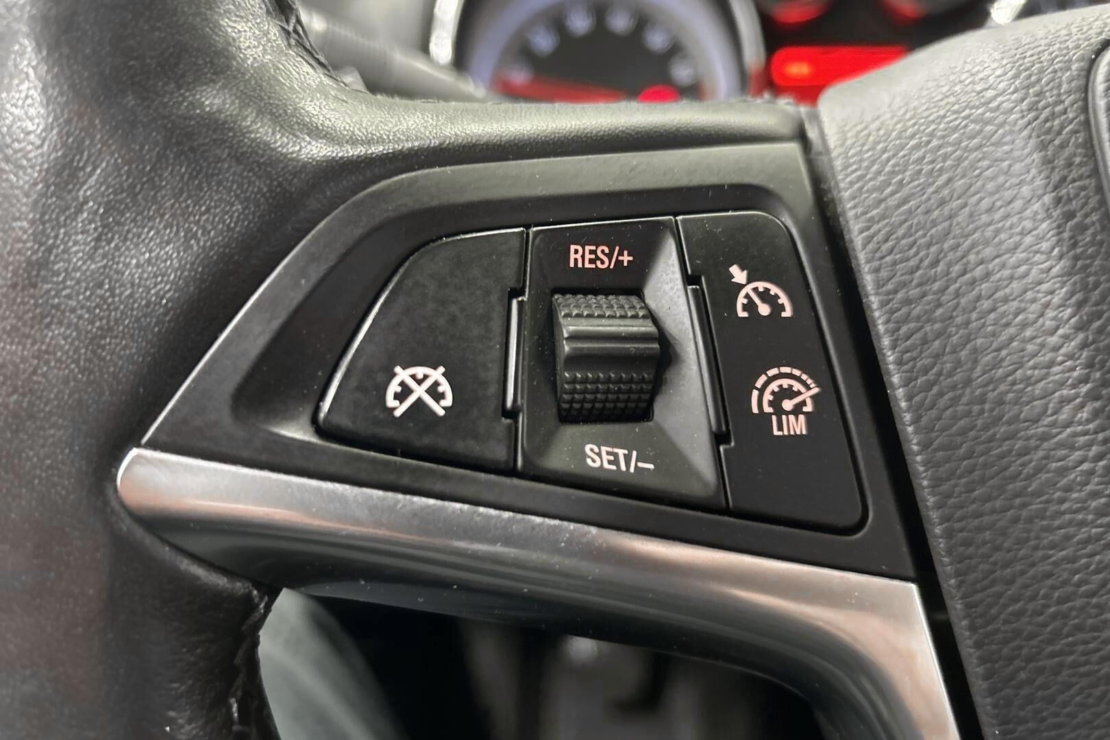 Opel Astra iso kuva 13