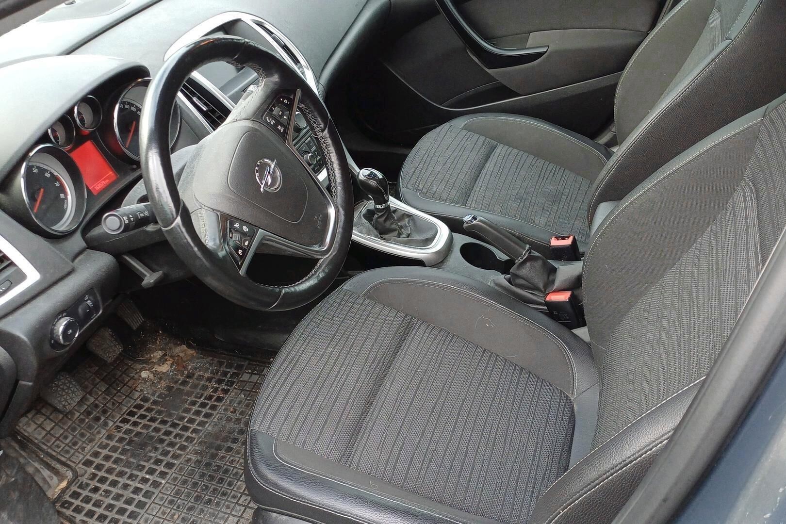 Opel Astra iso kuva 2