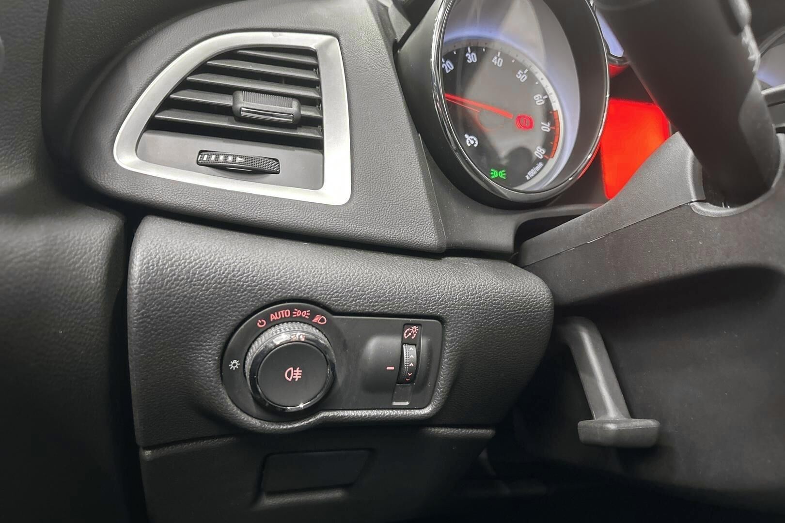 Opel Astra iso kuva 19