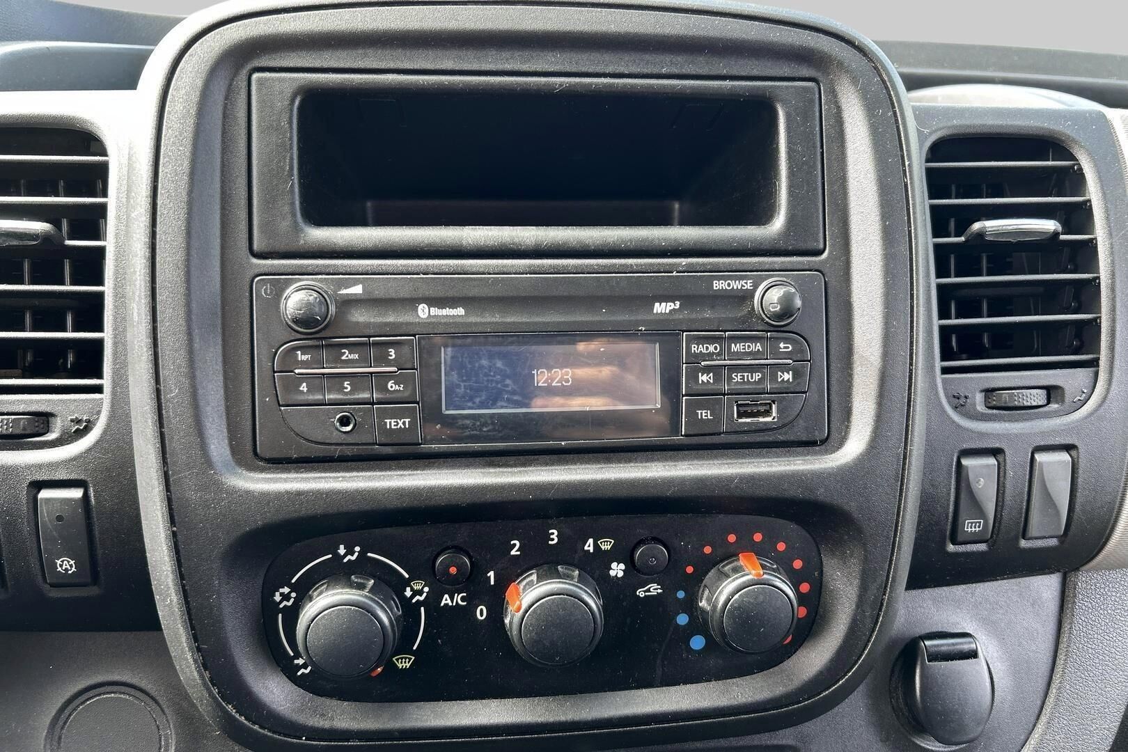 Renault Trafic iso kuva 15