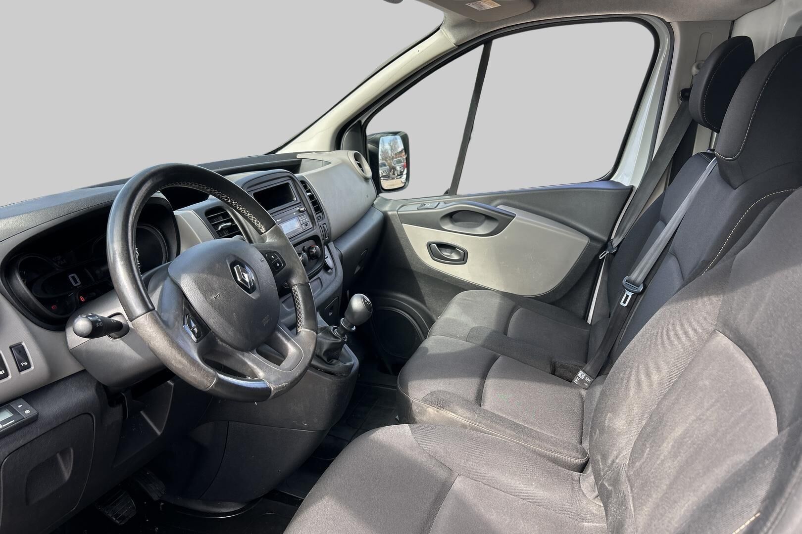 Renault Trafic iso kuva 9