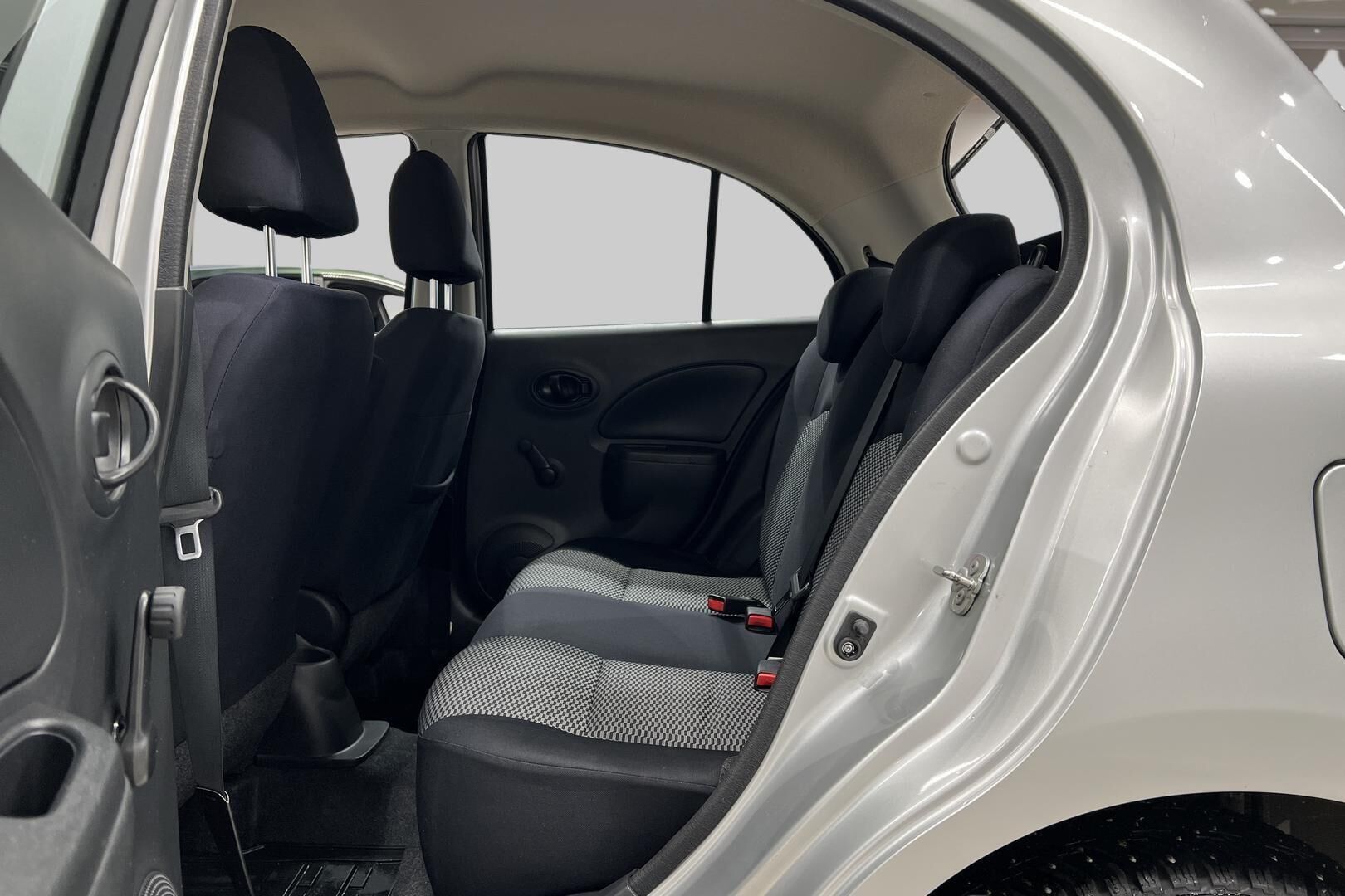 Nissan Micra iso kuva 9