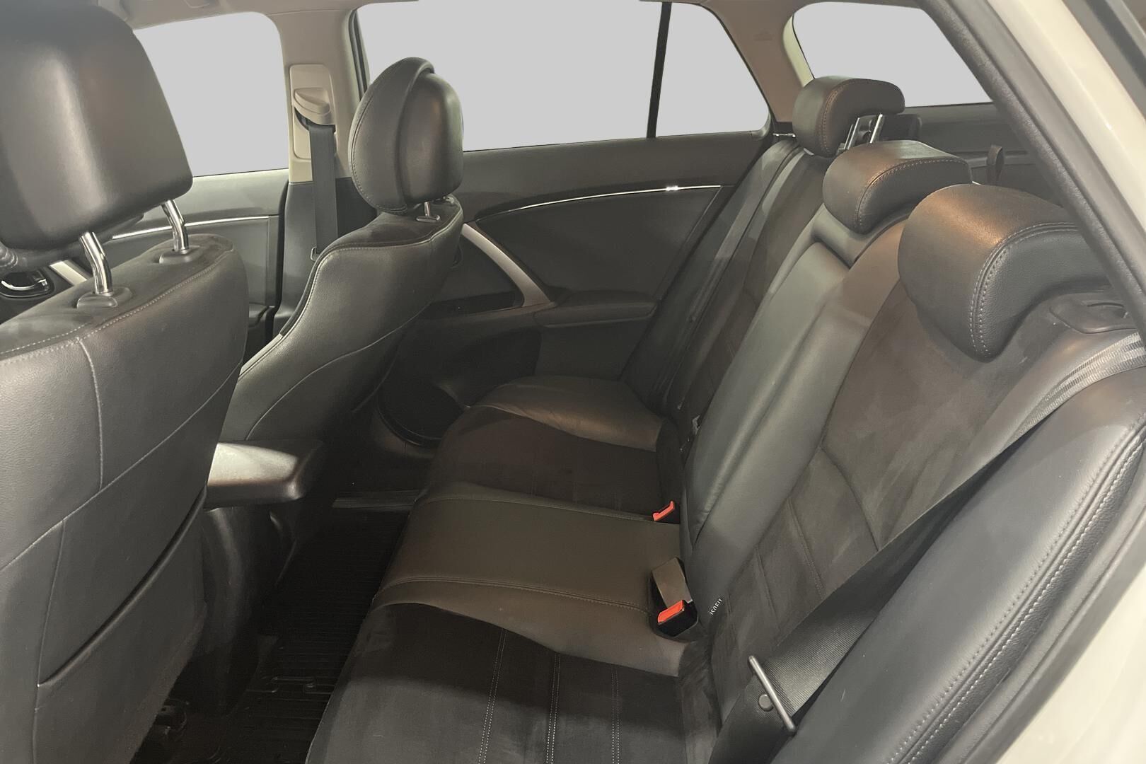 Toyota Avensis iso kuva 10