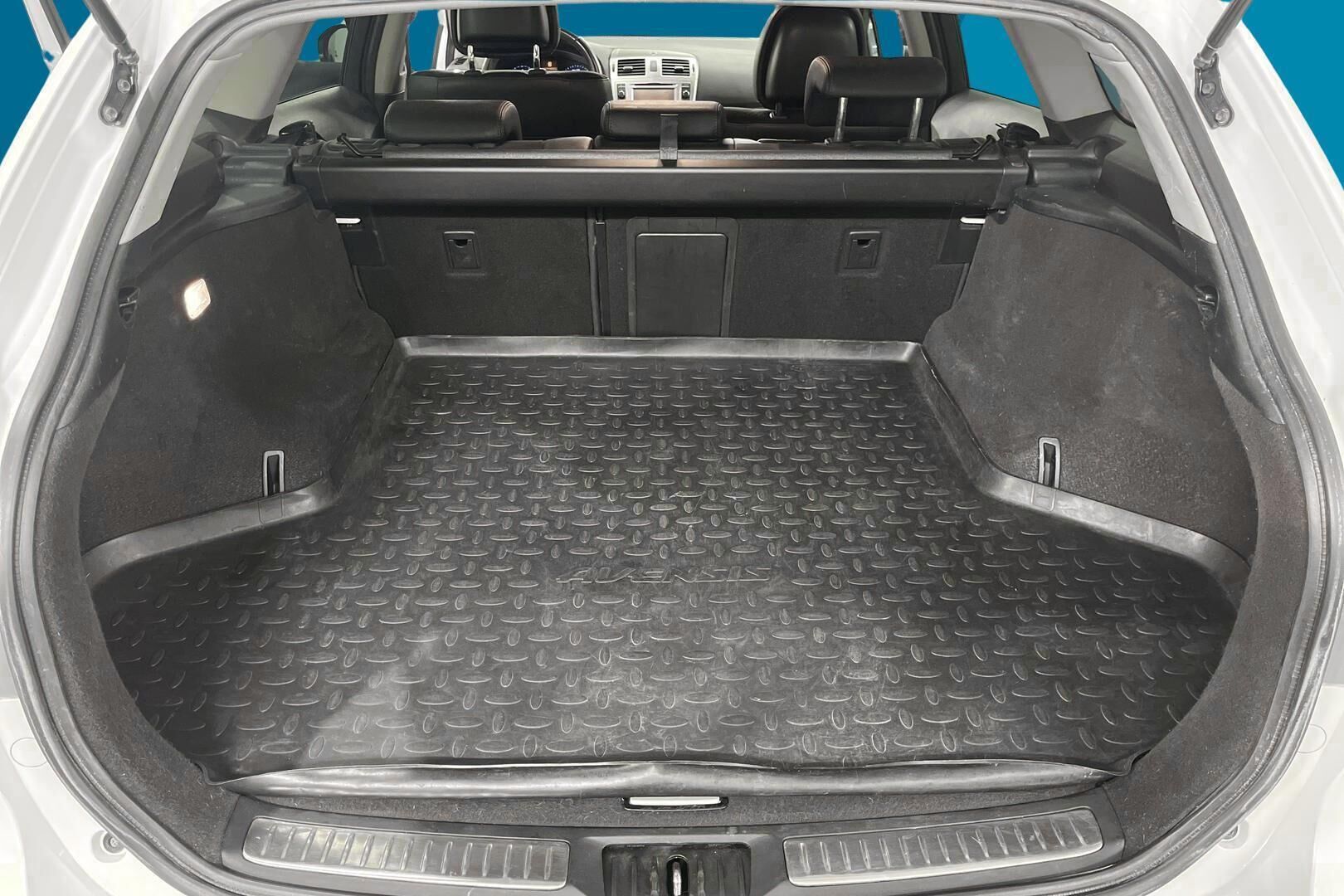 Toyota Avensis iso kuva 12