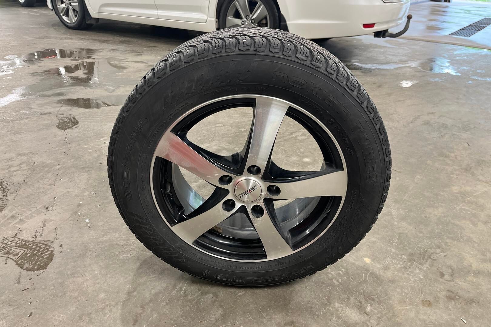 Toyota Avensis iso kuva 15
