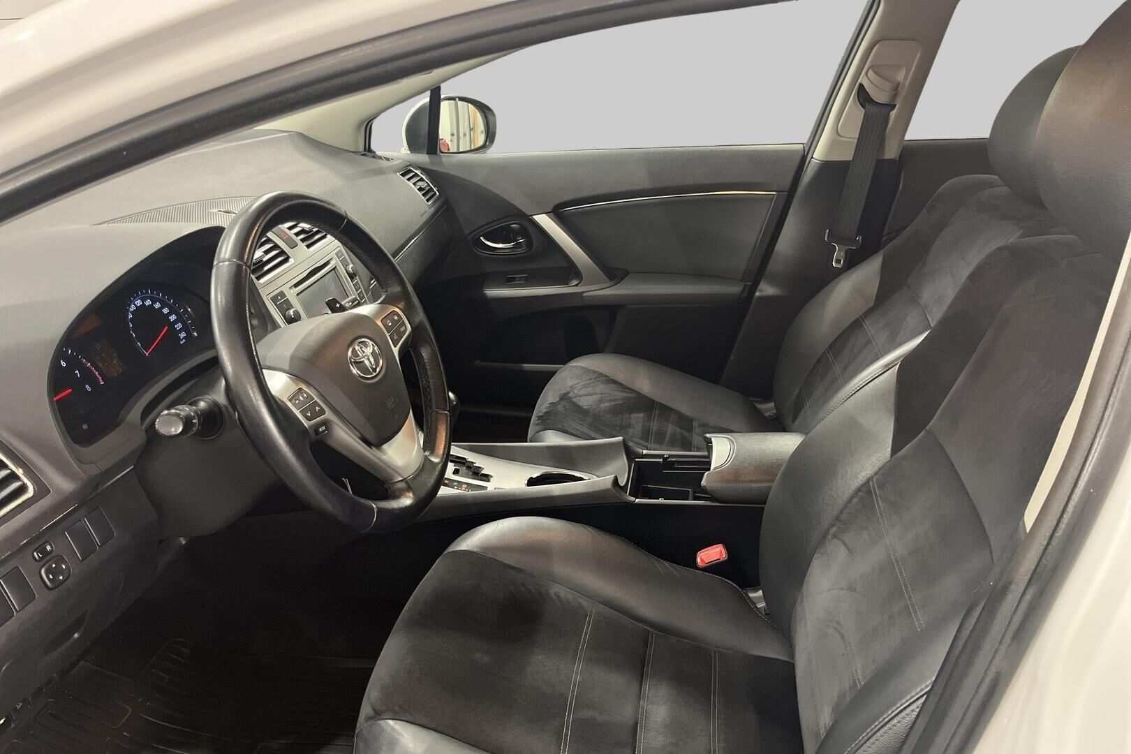 Toyota Avensis iso kuva 9