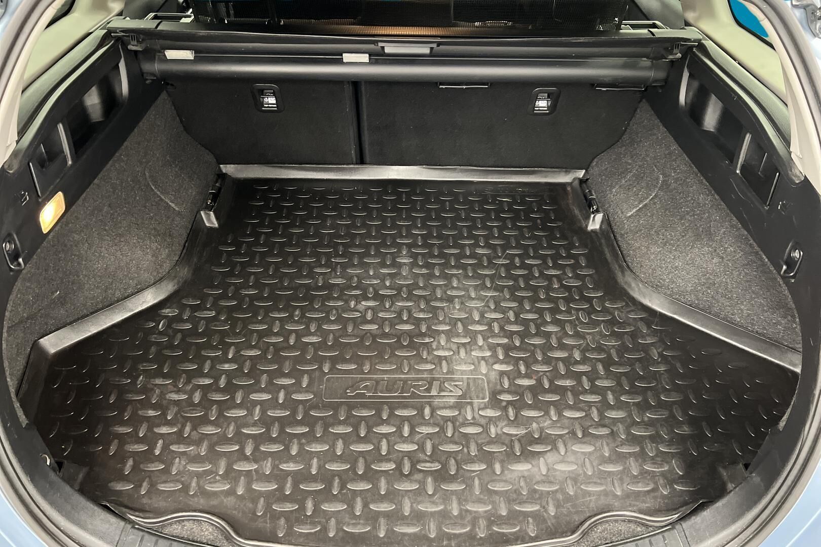 Toyota Auris iso kuva 11