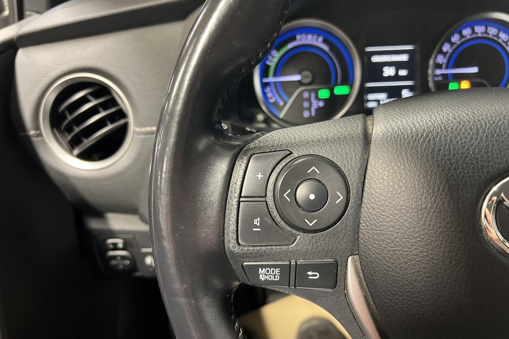 Toyota Auris iso kuva 16