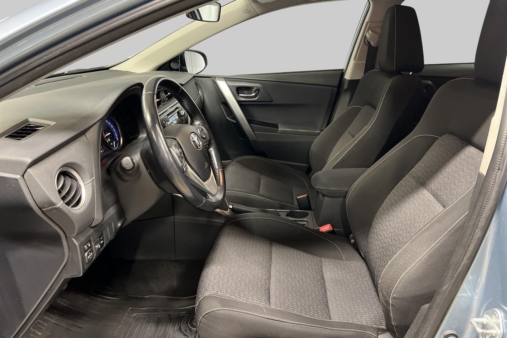 Toyota Auris iso kuva 8
