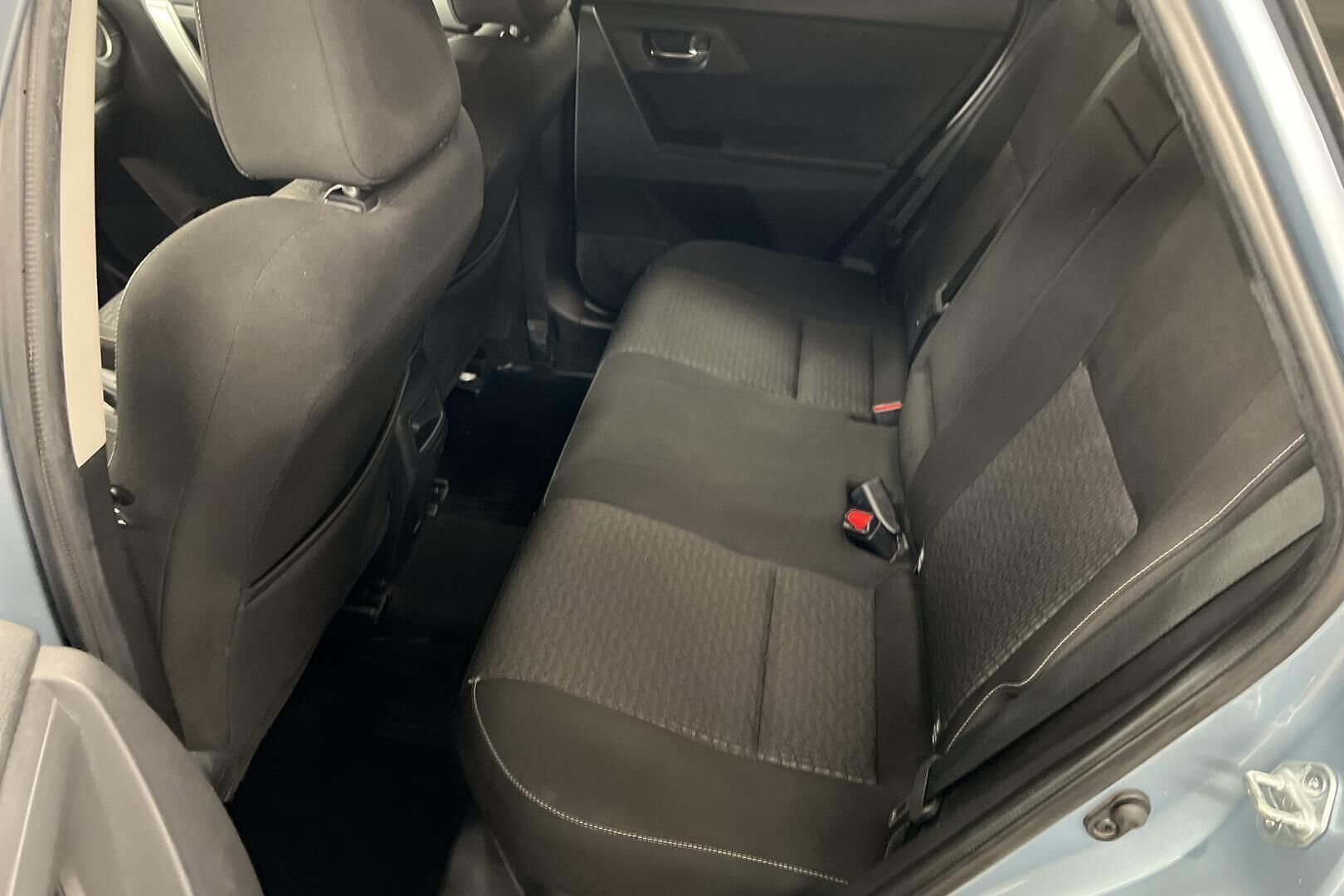 Toyota Auris iso kuva 9