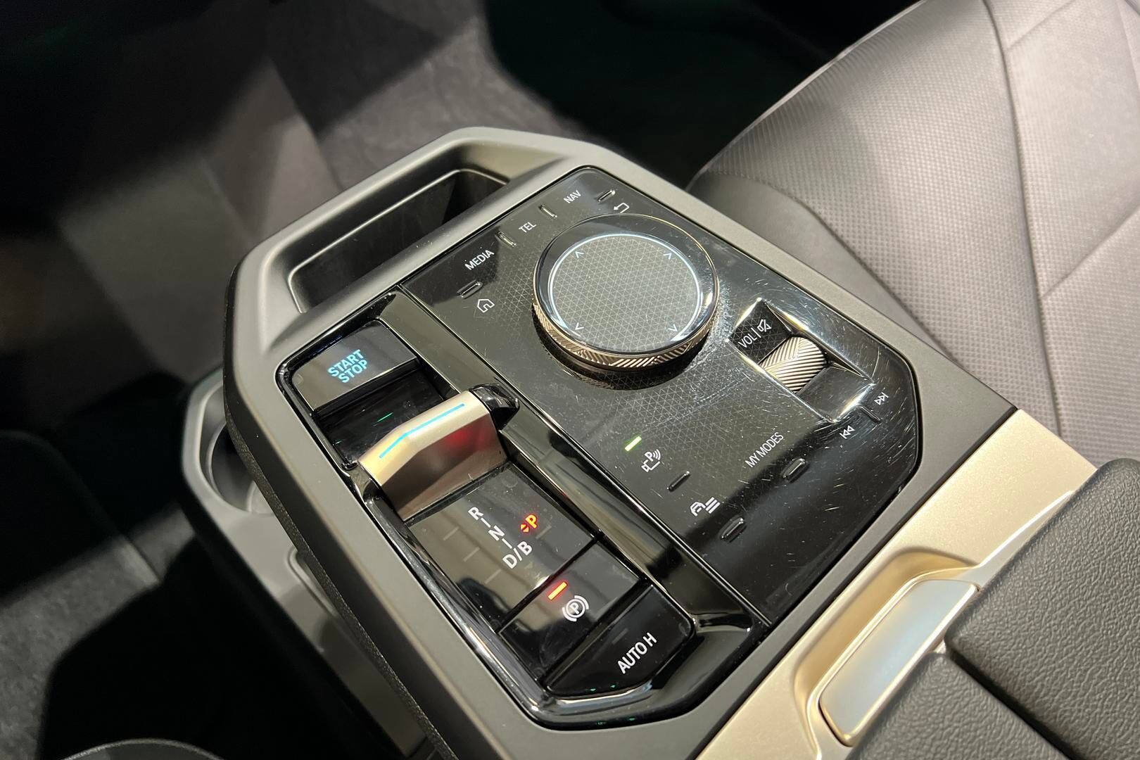 BMW IX iso kuva 16