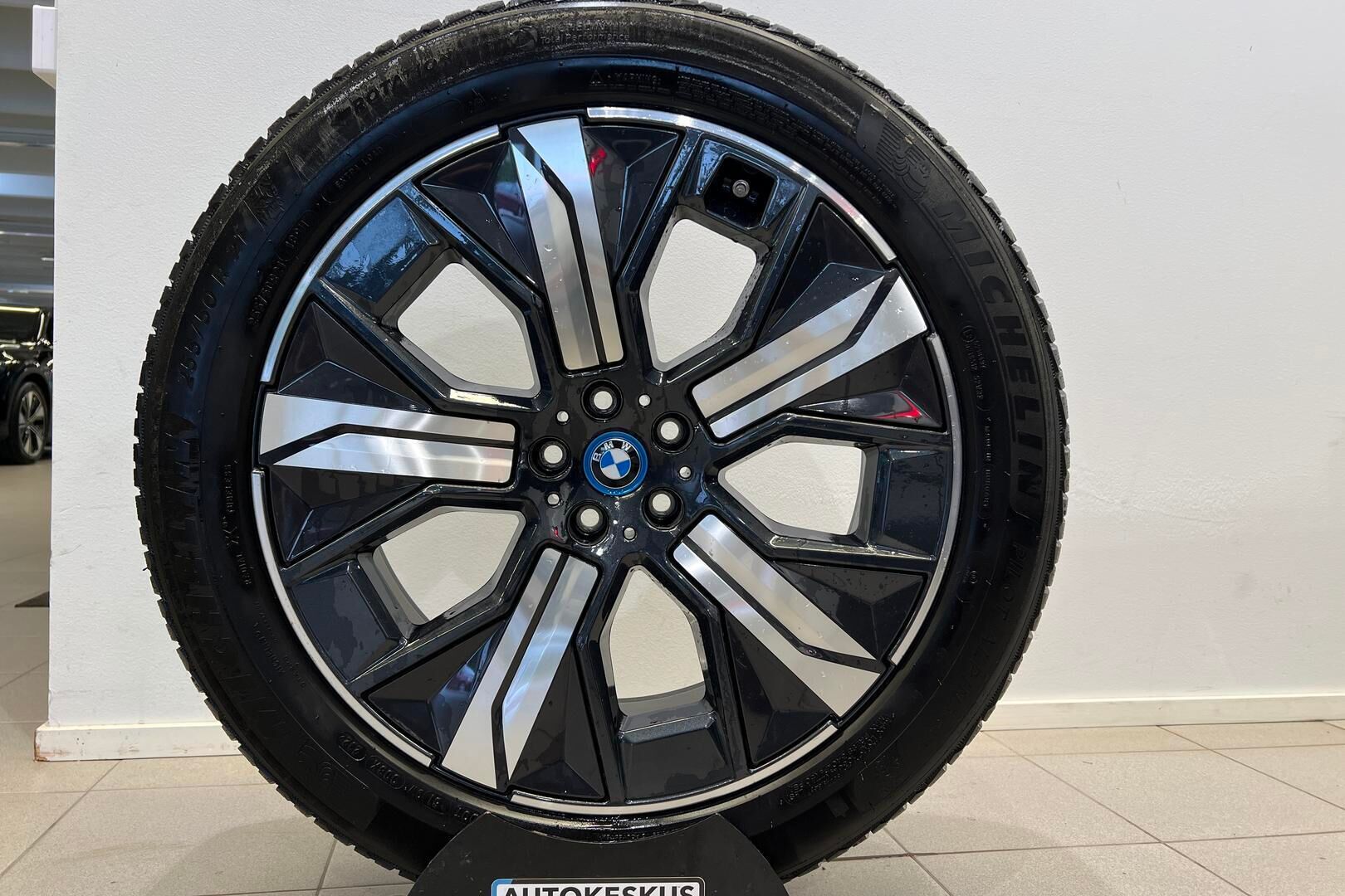 BMW IX iso kuva 33