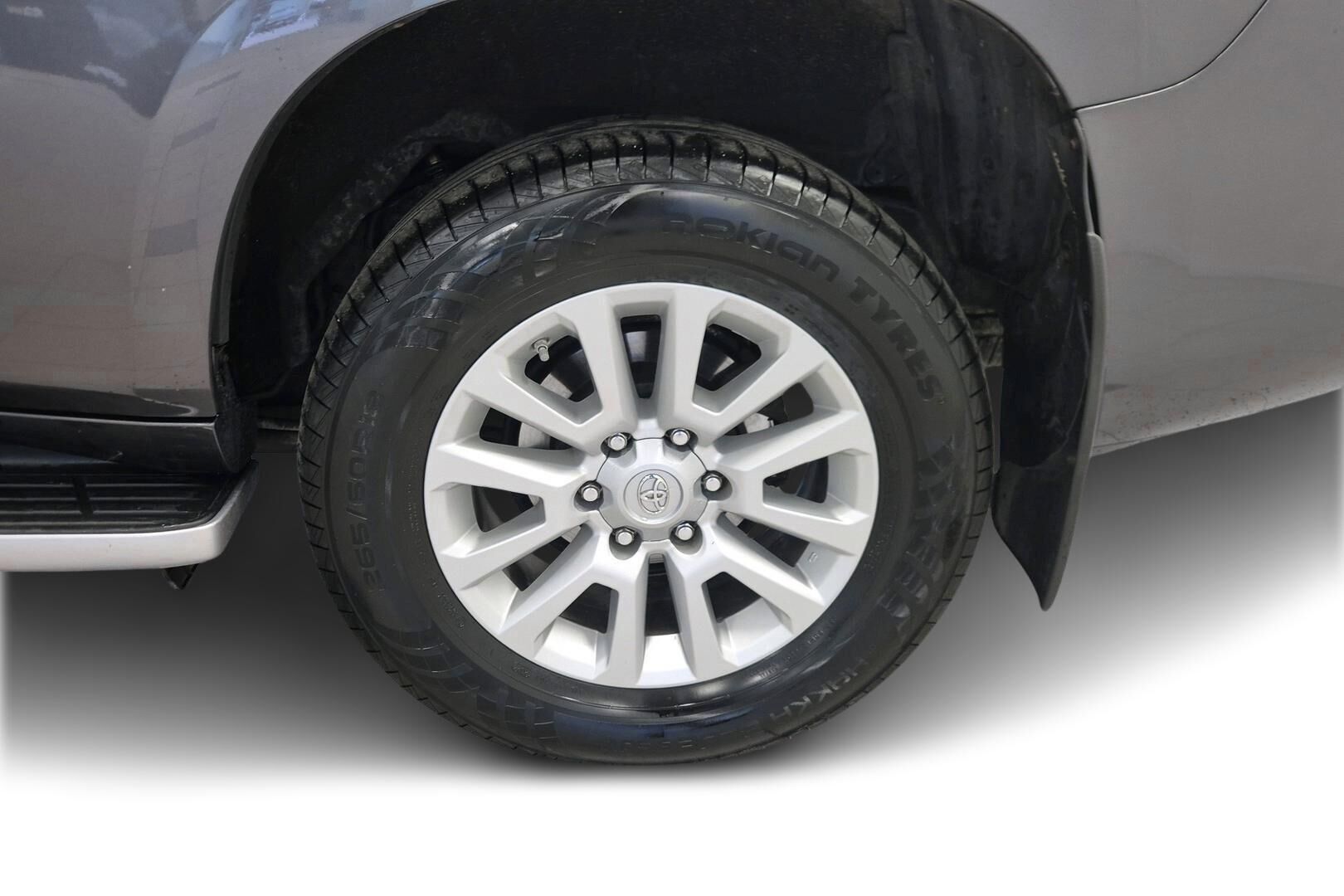 Toyota Land Cruiser iso kuva 11