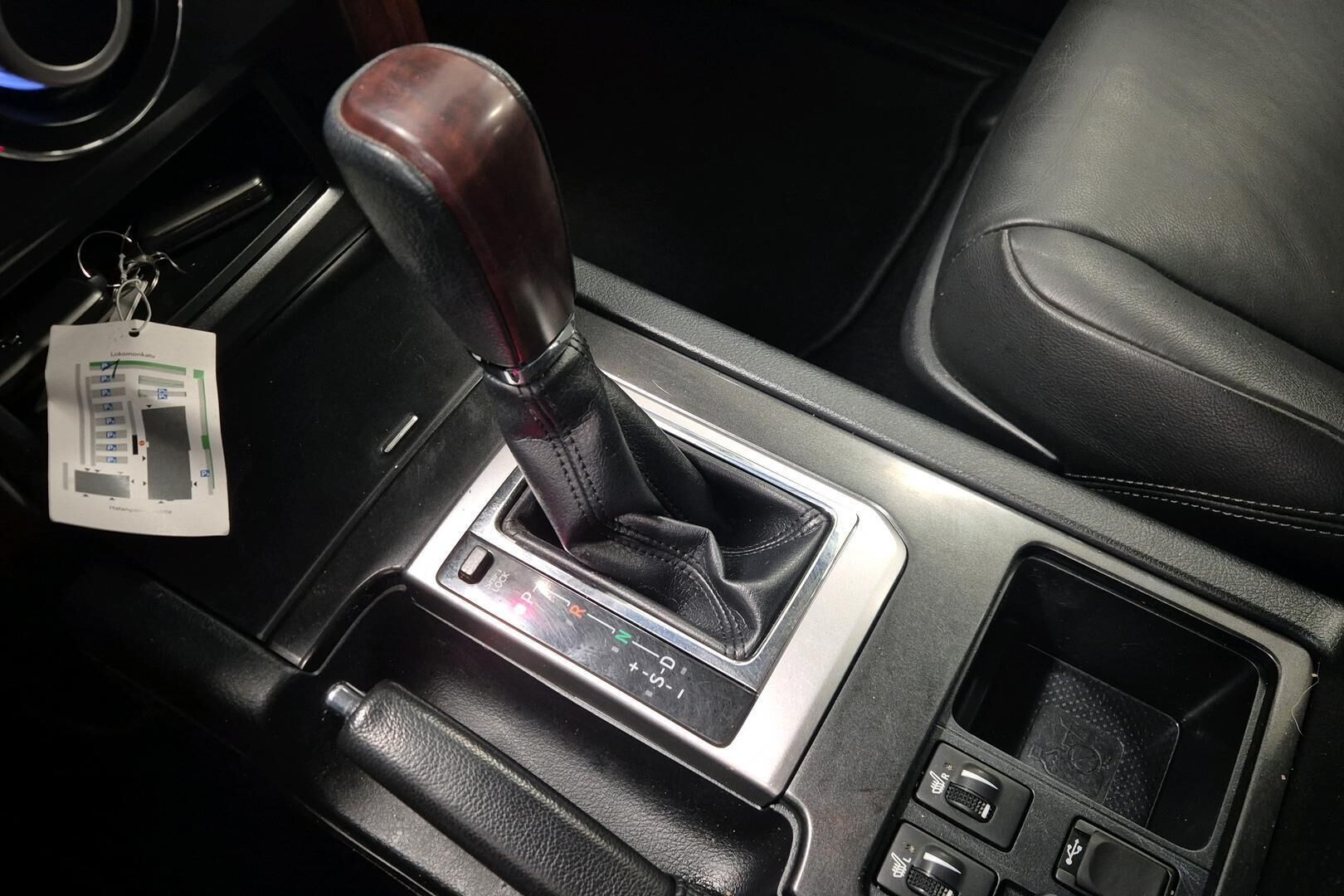 Toyota Land Cruiser iso kuva 15