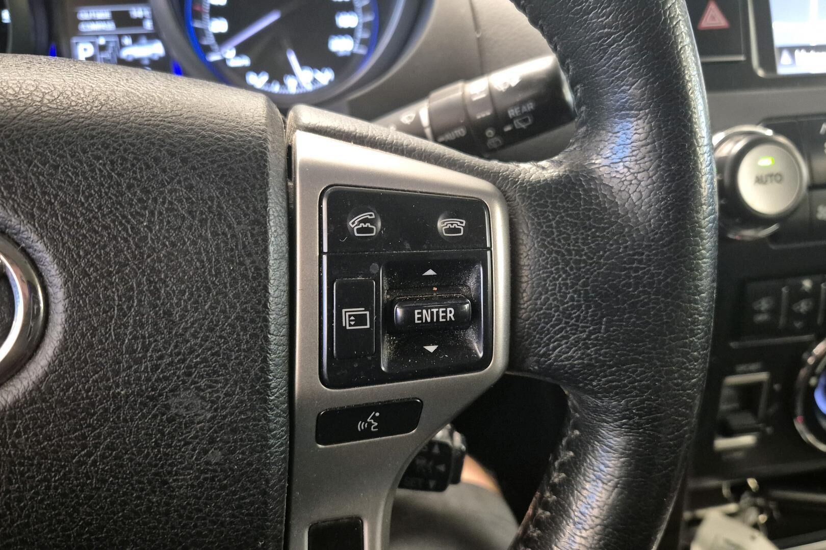 Toyota Land Cruiser iso kuva 16