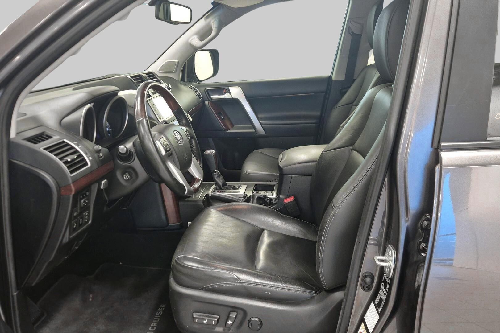 Toyota Land Cruiser iso kuva 7